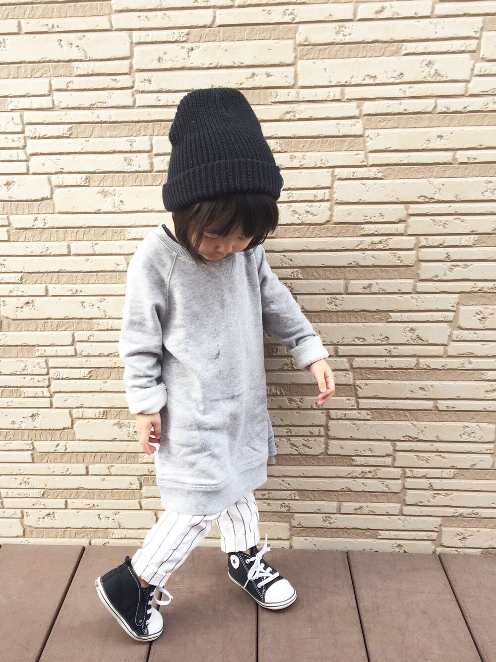 「キッズコーデ、無印良品、グレー、スウェット、シンプル、女の子、2歳」｜「CIAOPANIC TYPYのキッズアゼ編みニットワッチ（ニットキャップ/ビーニー、ブラック系）」を使った、yunaa さん（キッズ・90cm）の秋コーディネートの1枚目の写真