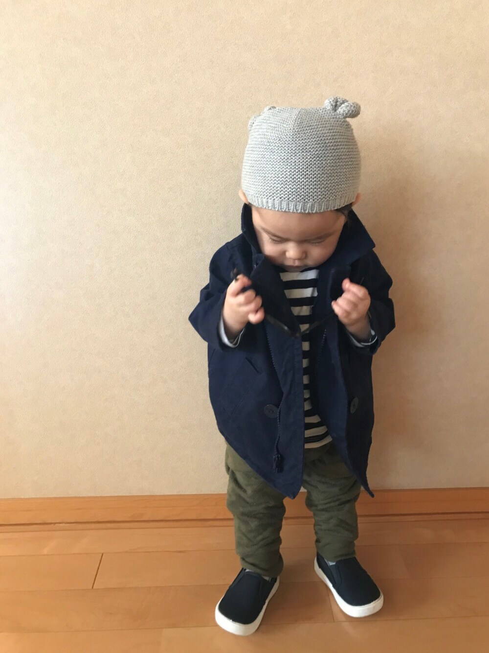 「キッズファッション、おとこのこ、くま耳、ニット帽、ピーコート、ボーダー、スリッポン、1歳」｜「babyGAPのアイテム（ニットキャップ/ビーニー、グレー系）」を使った、あおみちさん（キッズ・80cm）の秋コーディネートの1枚目の写真