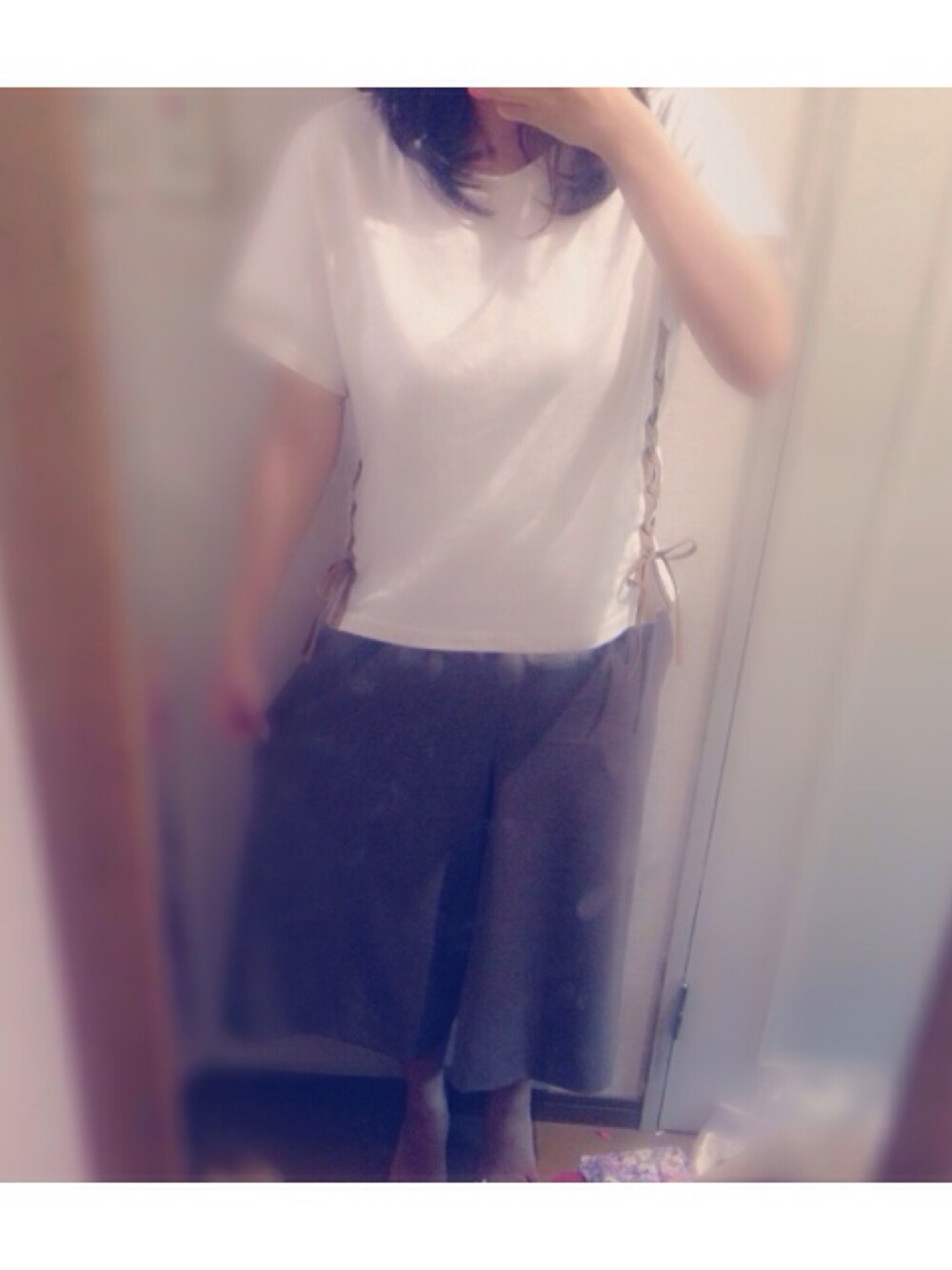 ホワイト系のTシャツ/カットソー、グリーン系のその他パンツを着用したレディースの夏コーディネートの1枚目の写真
