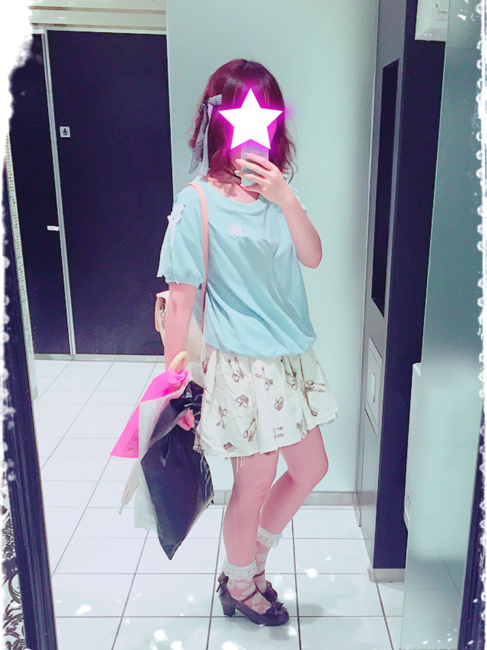 「カジュアルコーデ、ガーリー、お買い物」｜「Swankissのアイテム（Tシャツ/カットソー、ブルー系）」を使った、みおさん（レディース・166cm）の秋コーディネートの1枚目の写真