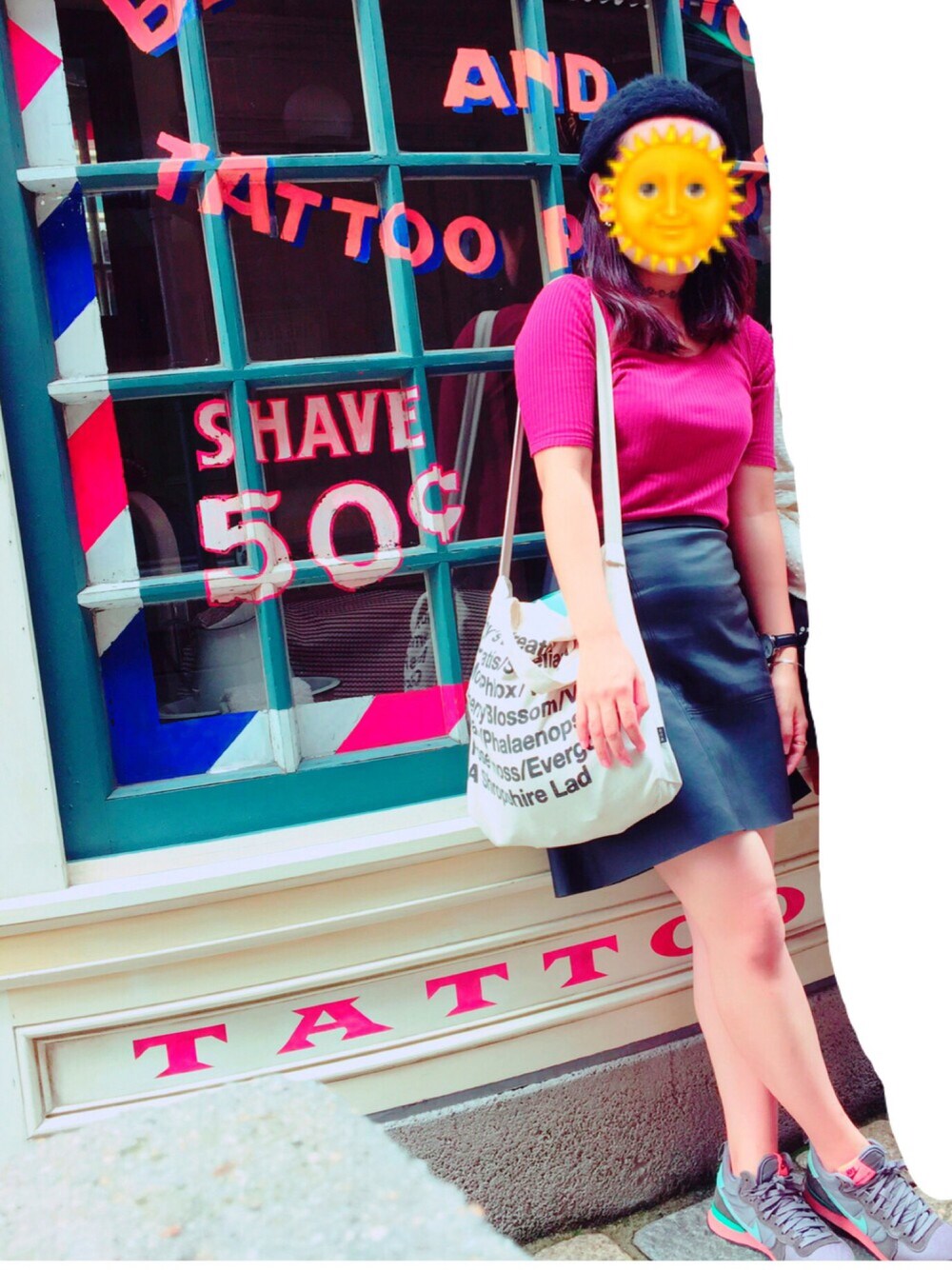 「プチプラ、秋のコーデ、秋コーデ、シンプル、雨の日コーデ、カジュアル、ベレー帽、赤、レザースカート、スニーカー」｜「しまむらのアイテム（トートバッグ、ベージュ系）」を使った、yukiさん（レディース・165cm）の秋コーディネートの1枚目の写真