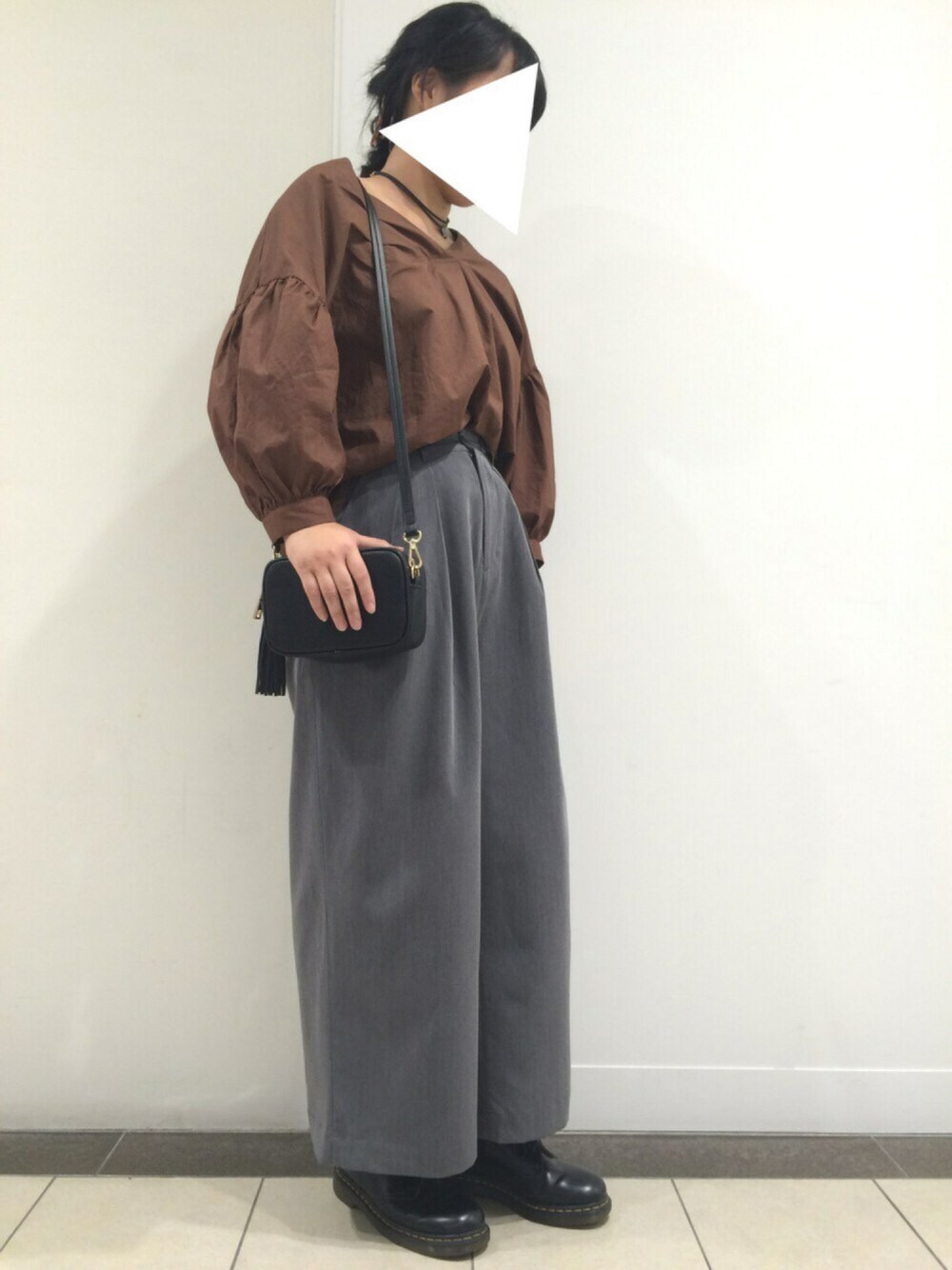 「秋のコーデ、オトナカジュアル、ワイドパンツ、3ホール、ショルダーバッグ、三角クリップ、ヘアクリップ」｜「LOWRYS FARMのソデバルーンＶネックシャツ　734873 （シャツ/ブラウス、ブラウン系）」を使った、ｓａｙｕｋｉさん（レディース・165cm）の秋コーディネートの1枚目の写真