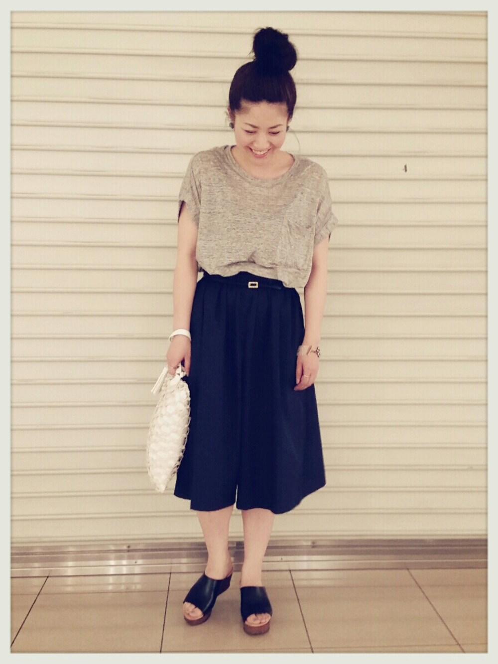 グレー系のTシャツ/カットソー、ブラック系のサンダル、ブルー系のその他パンツを着用したレディースの春コーディネートの1枚目の写真