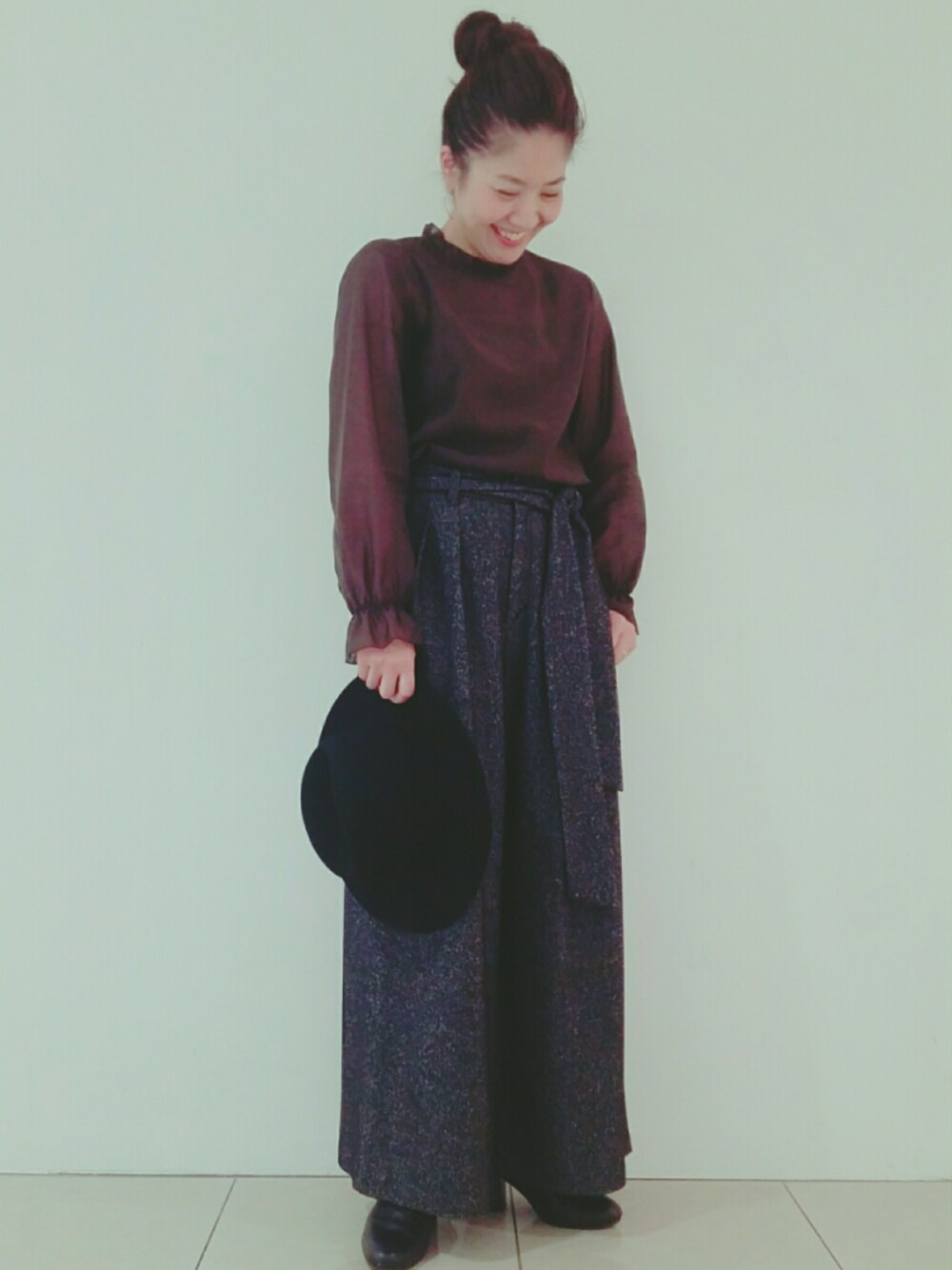 ブラウン系のシャツ/ブラウス、ブラック系のその他パンツ、ブラック系のブーツを着用したレディースの秋コーディネートの1枚目の写真