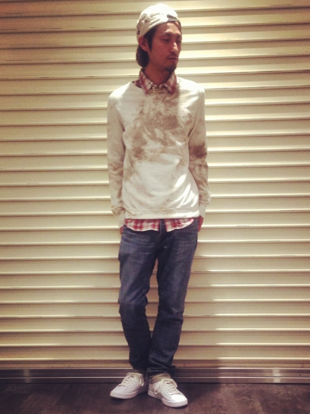 「goa、キャップ、スニーカー、プルオーバー、チェック」｜「goaのgoa MEN ムラ染めプルオーバー
（Tシャツ/カットソー、ホワイト系）」を使った、goaルミネエスト新宿MEN店さん（メンズ・175cm）の春コーディネートの1枚目の写真