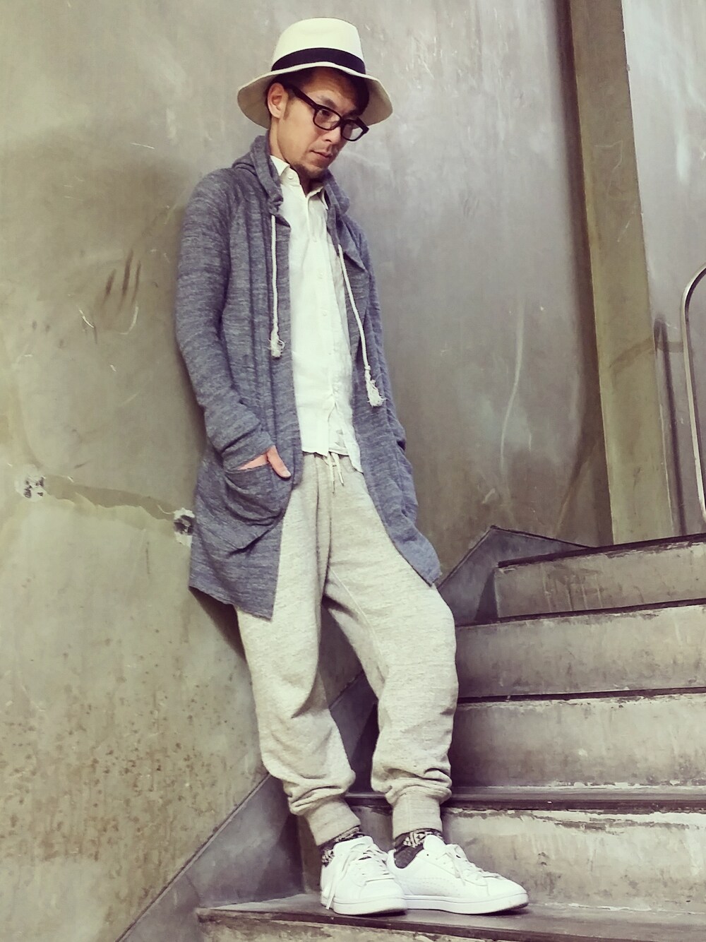 「goa、スニーカー、カーディガン、ネイビー、スウェット、スリッポン、シャツ、ハット」｜「goa MENのgoa MEN ロングカーディガン（カーディガン/ボレロ、ブルー系）」を使った、goaルミネエスト新宿MEN店さん（メンズ・175cm）の春コーディネートの1枚目の写真
