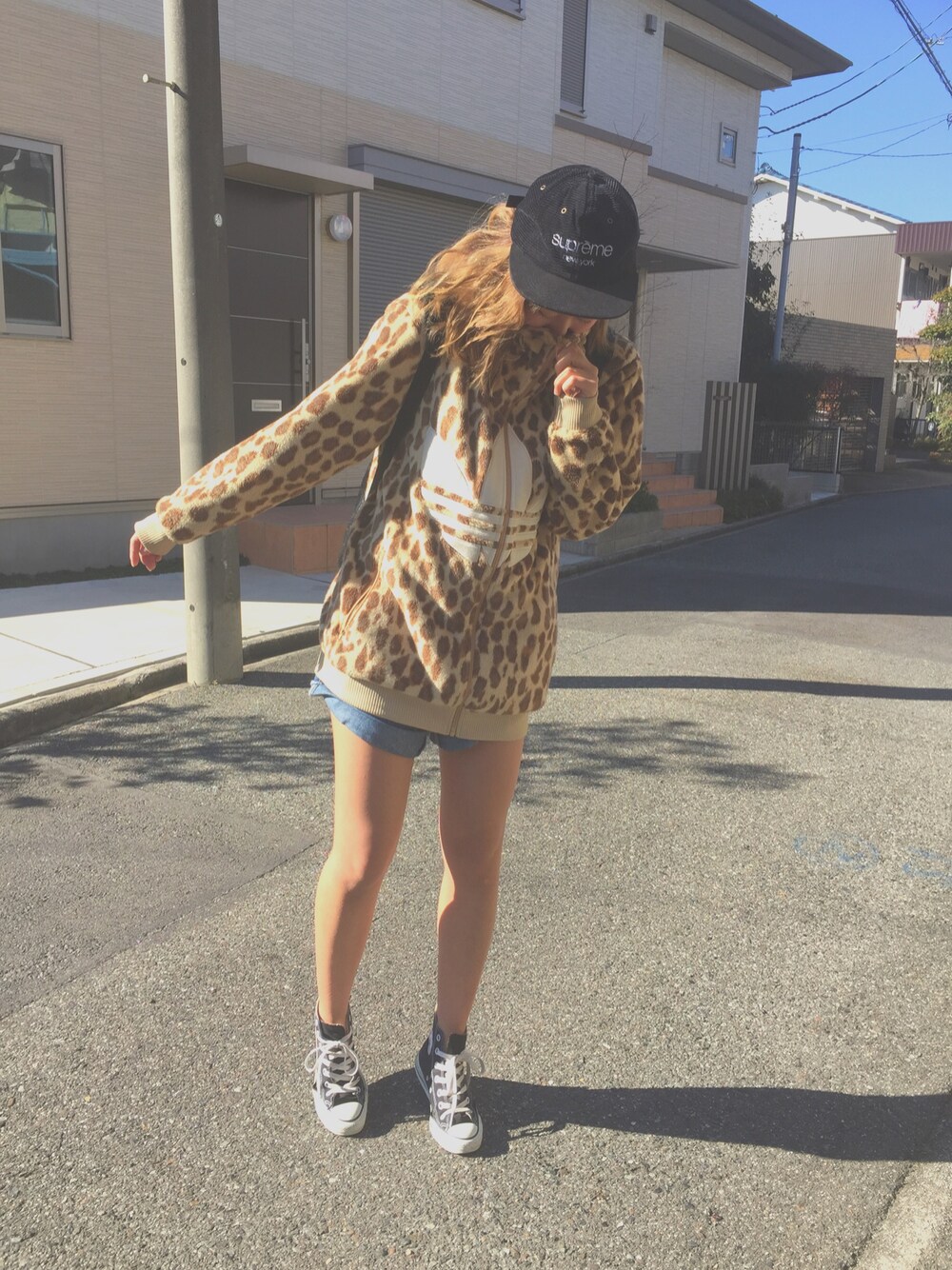「adidas、supreme、rodeo crowns、converse、ootd」｜「adidas Originalsのアイテム（パーカー、ブラウン系）」を使った、ちとせちゃんさん（レディース・157cm）の冬コーディネートの1枚目の写真