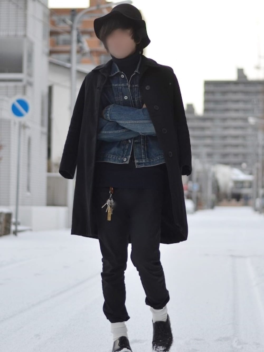 「シンプル、チェスターコート、デニム、デニムジャケット、ALDEN、UNIQLO、override 、タートルネック、Levi's、リーバイス」｜「UNIQLOのアイテム（その他パンツ、ブラック系）」を使った、satoさん（メンズ・178cm）の秋コーディネートの1枚目の写真