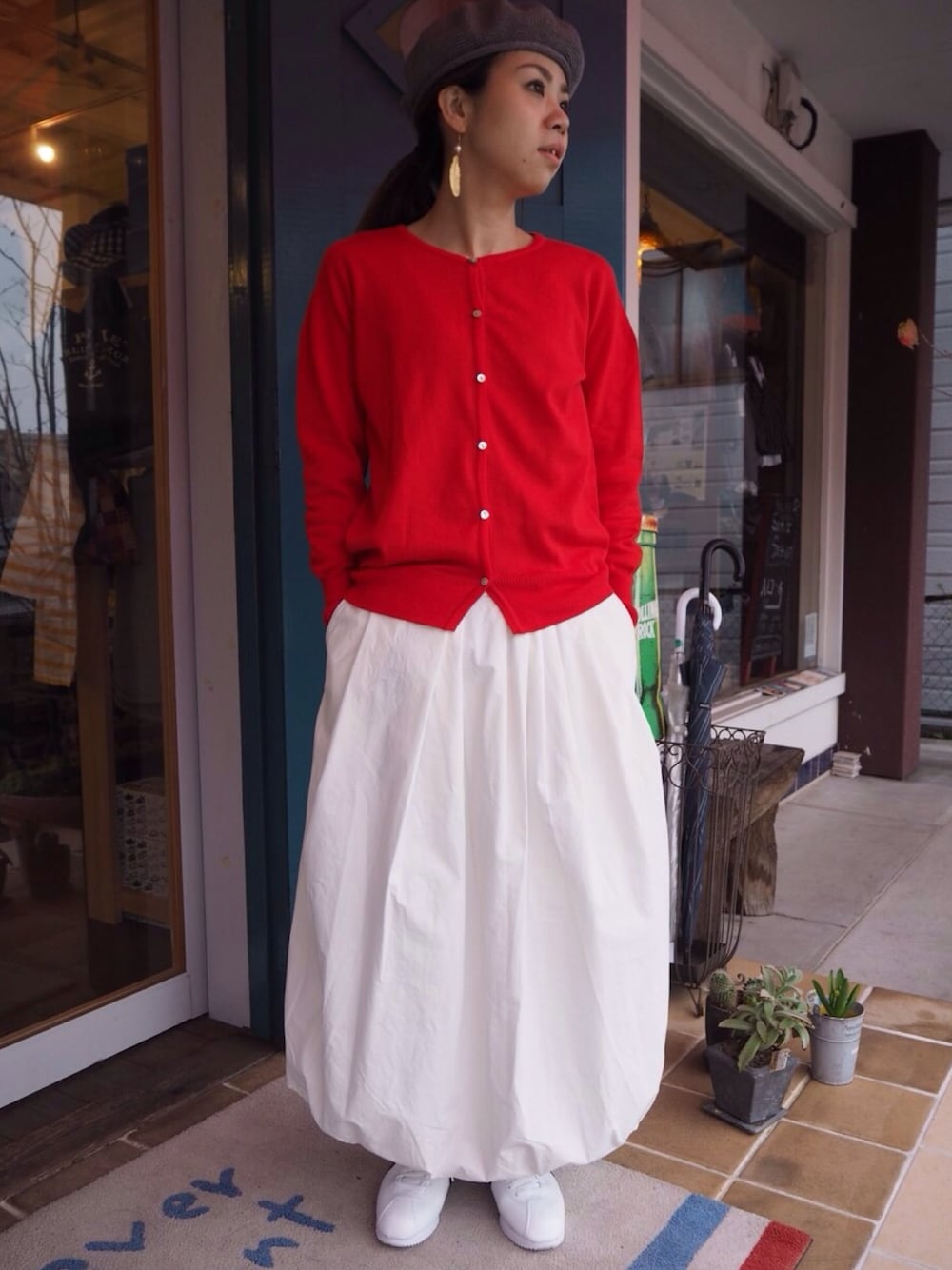 カーディガン/ボレロ（レッド系）を使った「白スカート」の人気