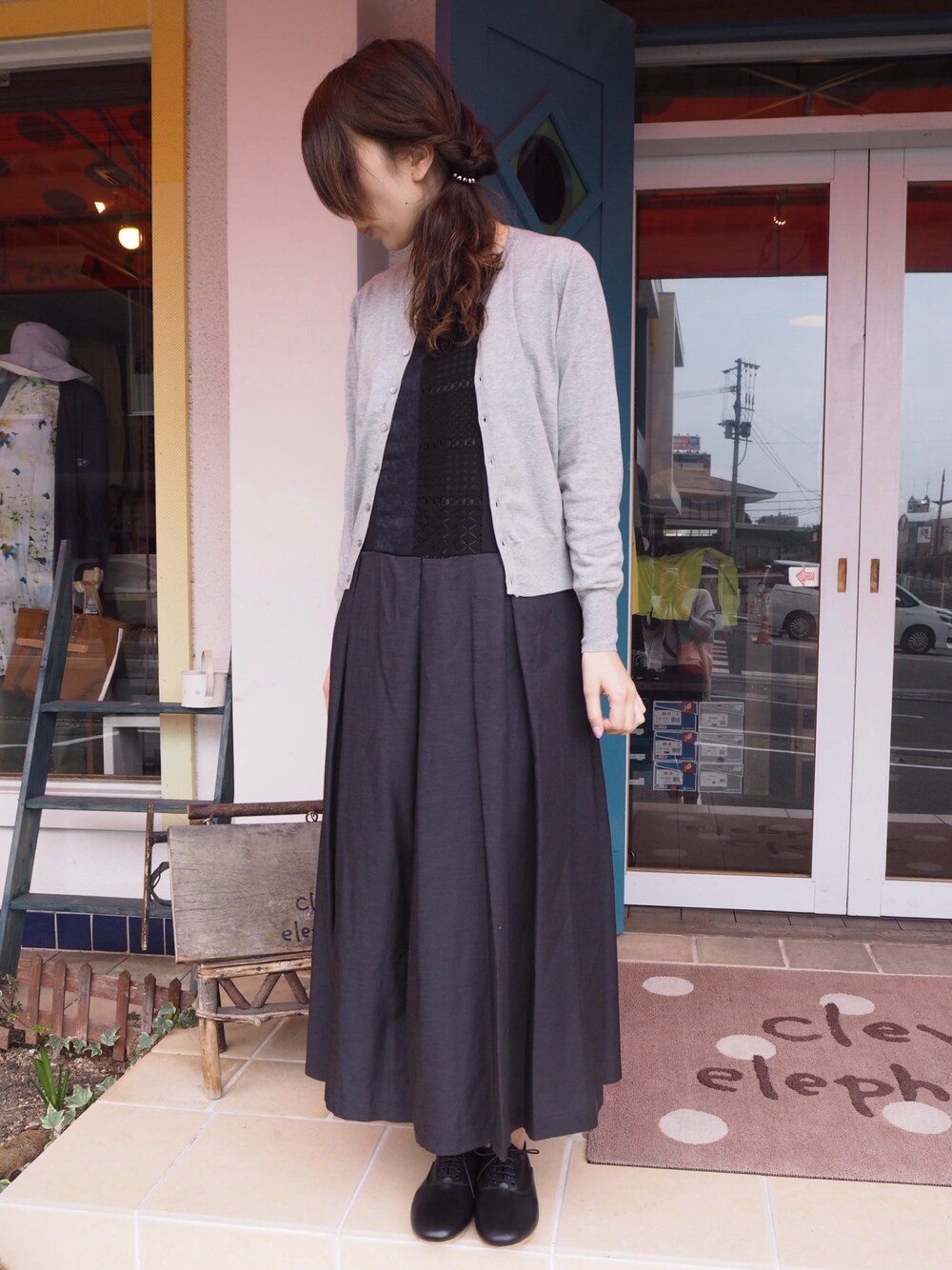 「ロングワンピース」｜「note et silence のNouvelle fine　クルーC/D（カーディガン/ボレロ、グレー系）」を使った、clever elephantさん（レディース・164cm）の春コーディネートの1枚目の写真