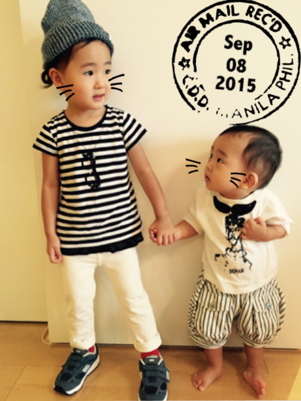 「兄弟コーディネート、娘コーデ、息子コーデ、ボーダー、めがね、ニット帽、ニューバランス、赤い靴下、ヒゲTシャツ、かぼちゃパンツ」｜「CIAOPANIC TYPYのKIDSリブニットワッチB（ニットキャップ/ビーニー、ブルー系）」を使った、su shoさん（キッズ・100cm）の秋コーディネートの1枚目の写真
