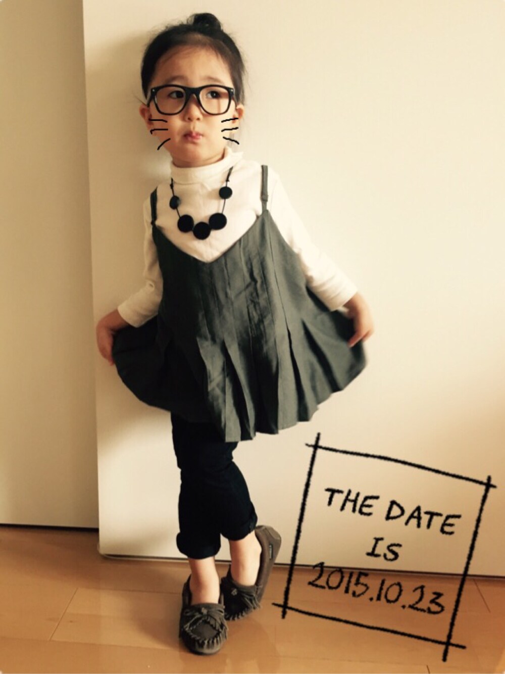 「めがね、ビスチェ、きゃりーぱみゅぱみゅ、3歳、おんなのこ、kids、カーキ、モカシン、秋のコーデ」｜「DAISOのアイテム（メガネ、ブラック系）」を使った、su shoさん（キッズ・100cm）の秋コーディネートの1枚目の写真