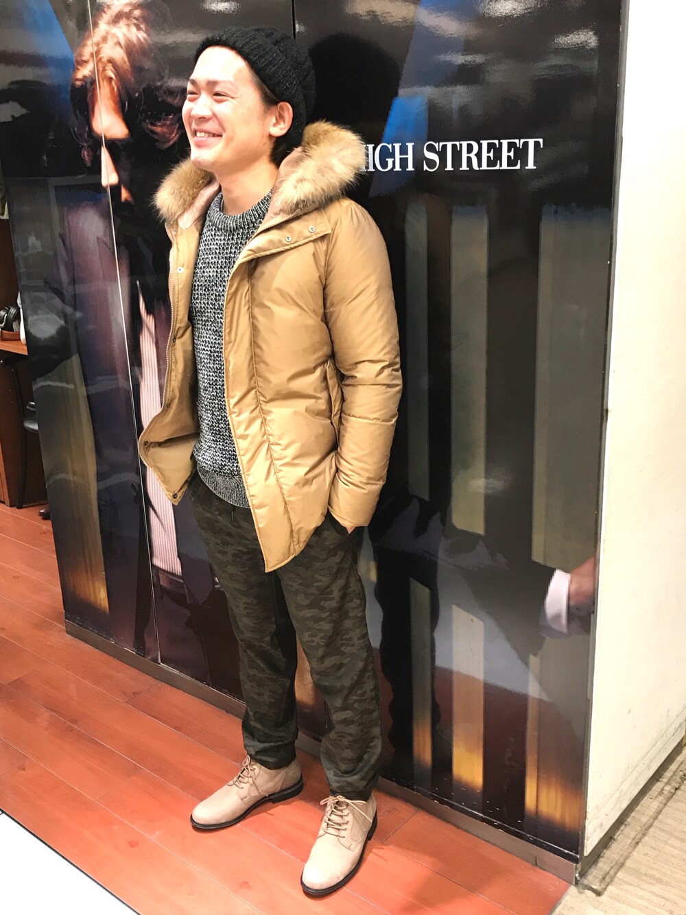 イエロー系のブルゾン、ブルー系のニット/セーター、グリーン系のその他パンツを着用したメンズの秋コーディネートの1枚目の写真