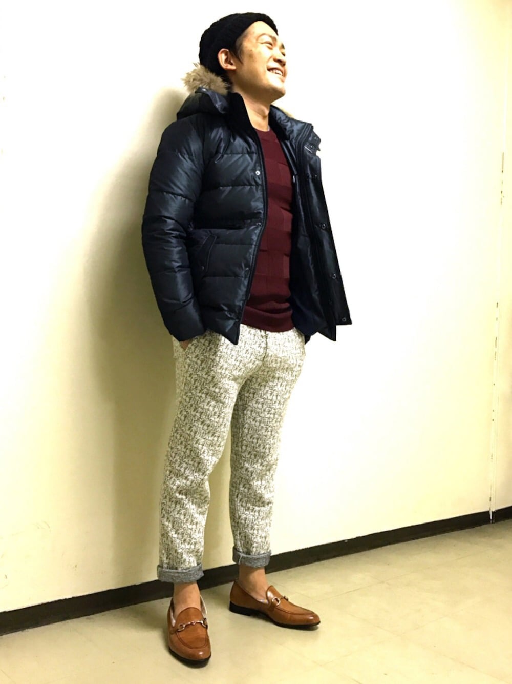 ブルー系のダウンジャケット/コート、レッド系のニット/セーター、グレー系のその他パンツを着用したメンズの冬コーディネートの1枚目の写真