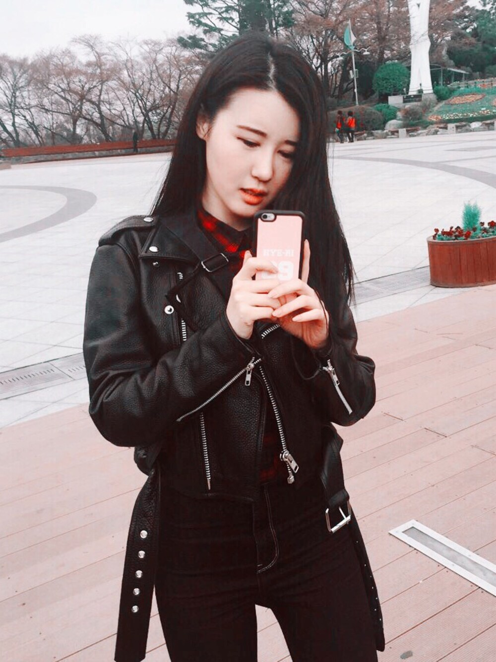 「벚꽃놀이、ridersjacket、black、봄코디、denim、daily look、가죽자켓、하이웨스트、check」｜「kinocaseのアイテム（スマホケース/カバー、ブルー系）」を使った、Honey beさん（レディース・164cm）の春コーディネートの1枚目の写真