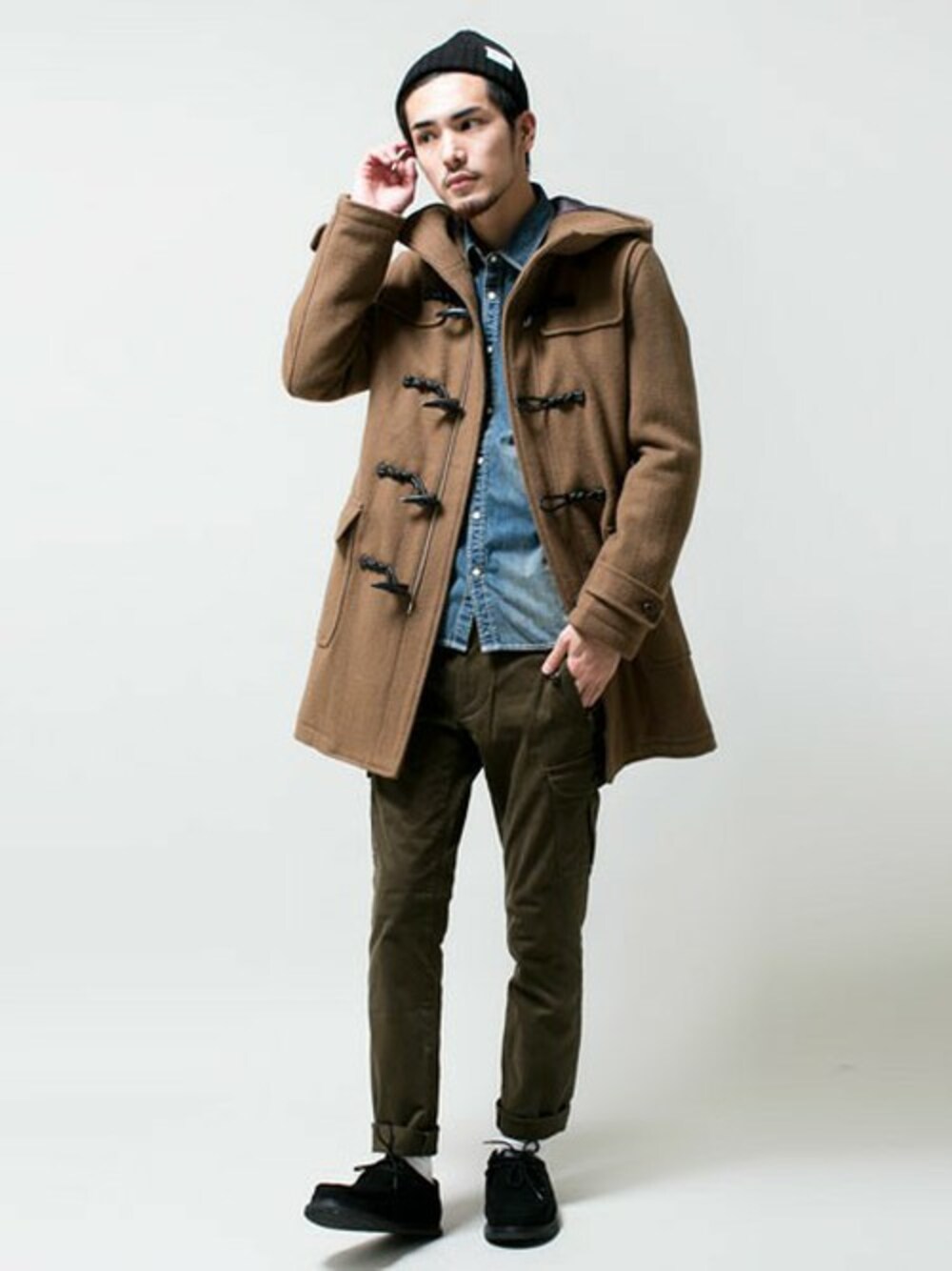 イエロー系のダッフルコート、イエロー系のダッフルコート、グリーン系のカーゴパンツを着用したメンズの秋コーディネートの1枚目の写真