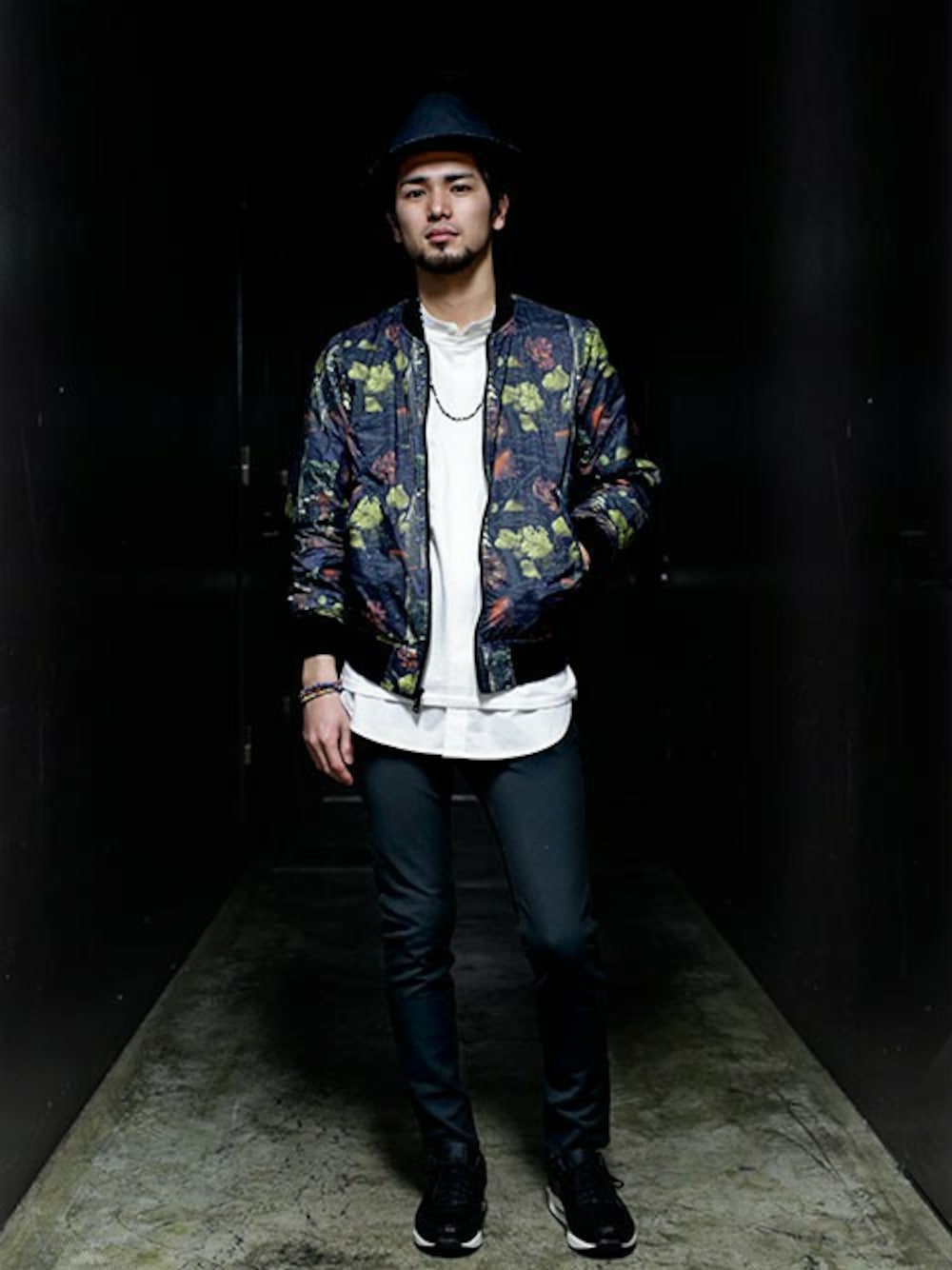 「MA-1、スキニーデニム、ボタニカル柄、alphaindustries」｜「NANO universeのALPHA INDUSTRIES/別注リバーシブルMA-1（MA-1、ブラック系）」を使った、nano・universe men's STAFFさん（メンズ・178cm）の冬コーディネートの1枚目の写真