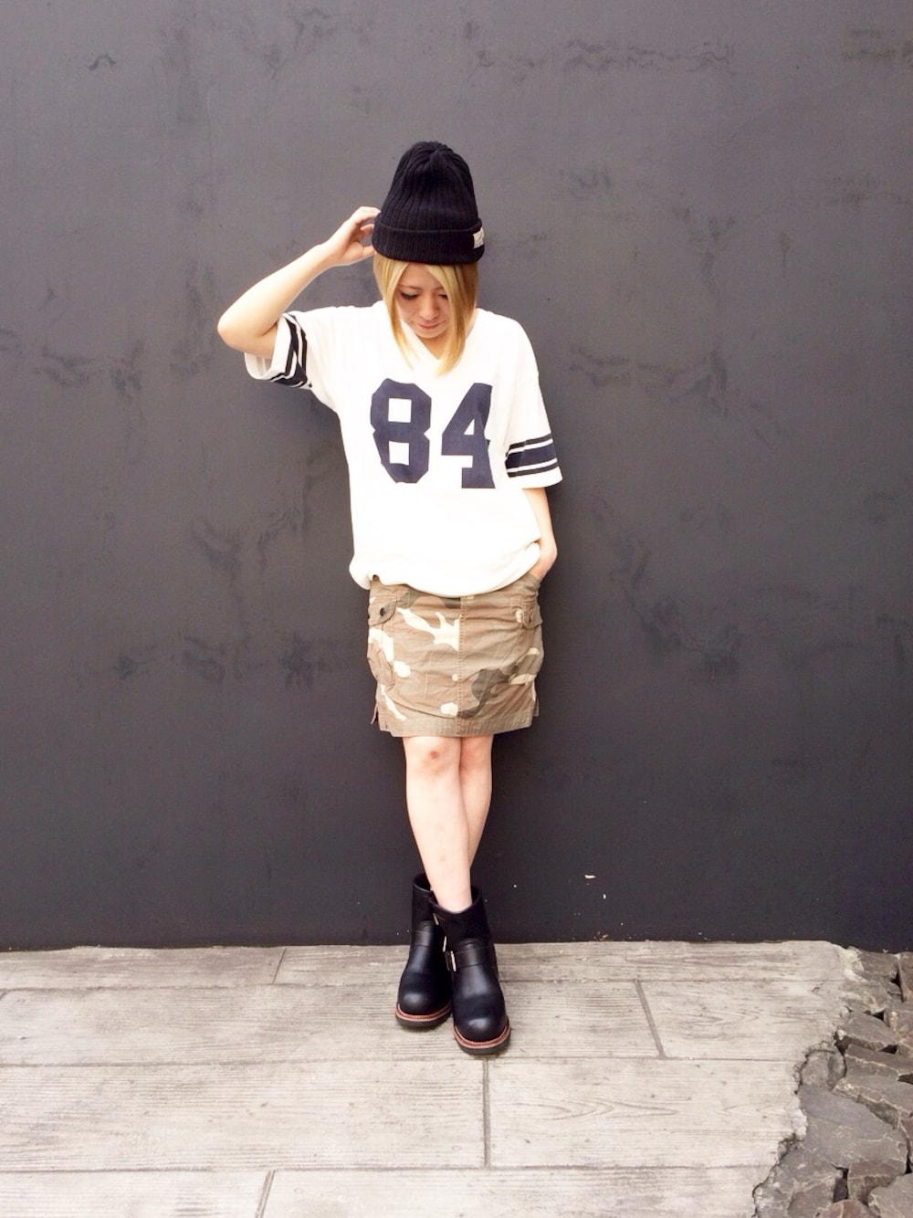 「カモフラ、ストリート、ナンバリング、ニット帽コーデ、金髪、ストリートMIX、ストリートカジュアル、ラクチンコーデ、ナンバーTシャツ、金髪ショート」｜「AVIREXのavirex/ アヴィレックス/ レディース/　エアロ　スカート（スカート、その他）」を使った、minagawaさん（レディース・150cm）の夏コーディネートの1枚目の写真