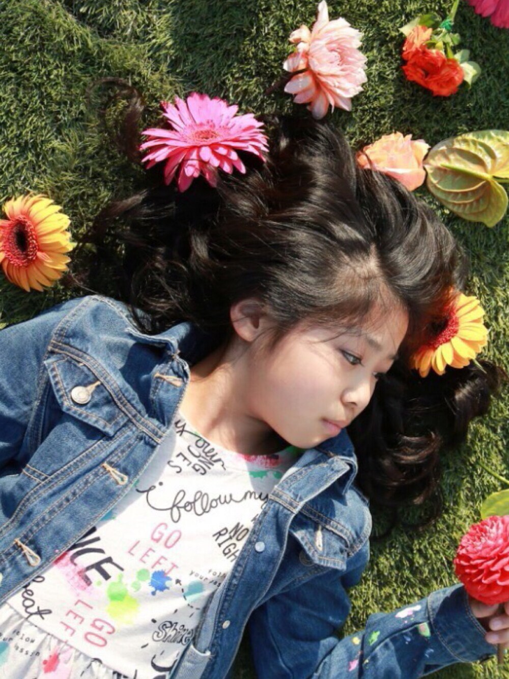 「ドラフトGAP、GAP、キッズコーデ、ワンピース、デニム、kids、kidsfashion」｜「GAPのアイテム（ワンピース、ベージュ系）」を使った、林 未羽さん（キッズ・127cm）の夏コーディネートの1枚目の写真