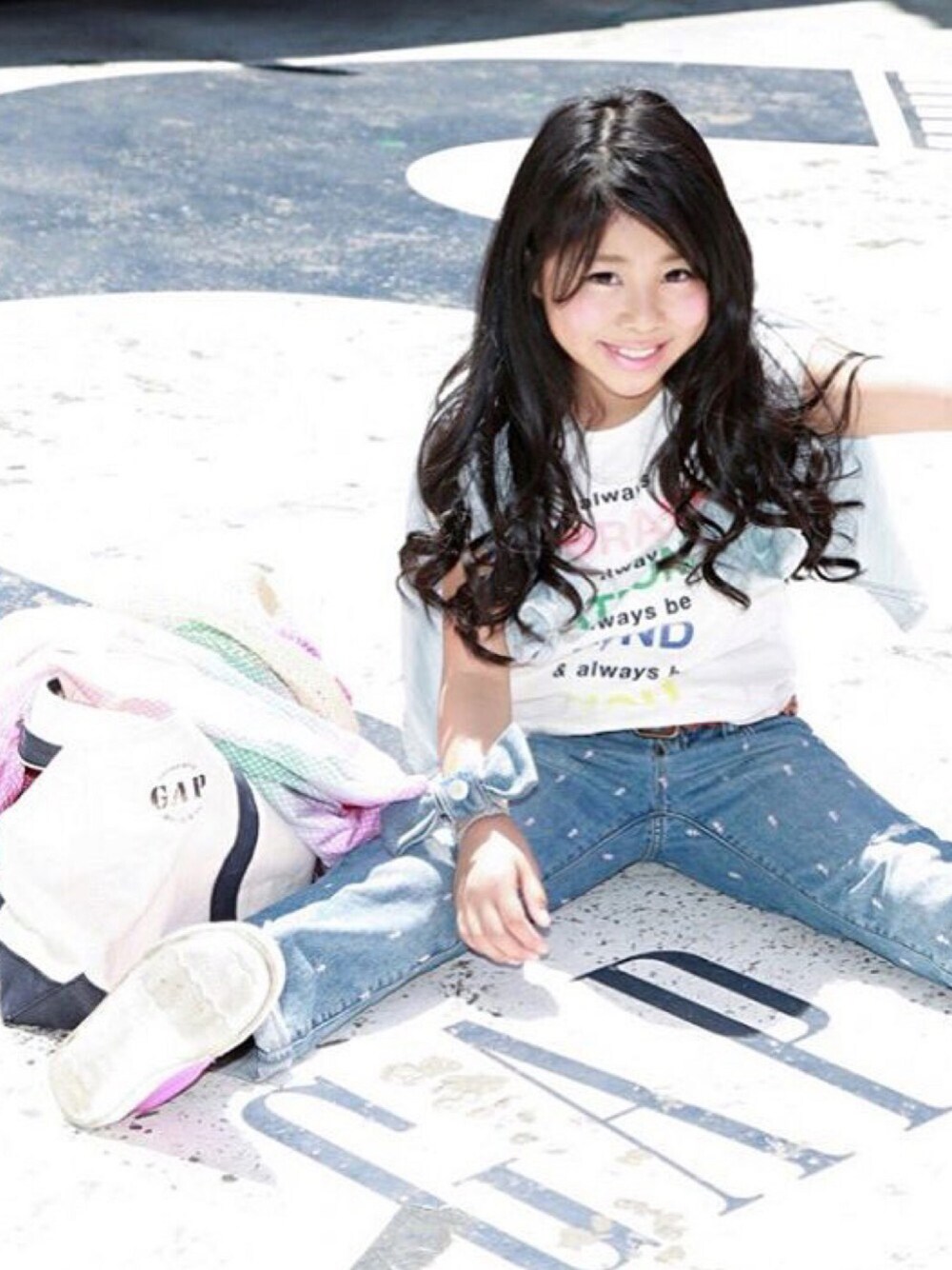 「ドラフトGAP、GAP、gap kids、GAPパーカー、GAPコーデ、gaplove、gapforgirl、Yesgap、ギャッパー、キッズ」｜「GAPのアイテム（デニムパンツ、ブルー系）」を使った、林 未羽さん（キッズ・127cm）の夏コーディネートの1枚目の写真