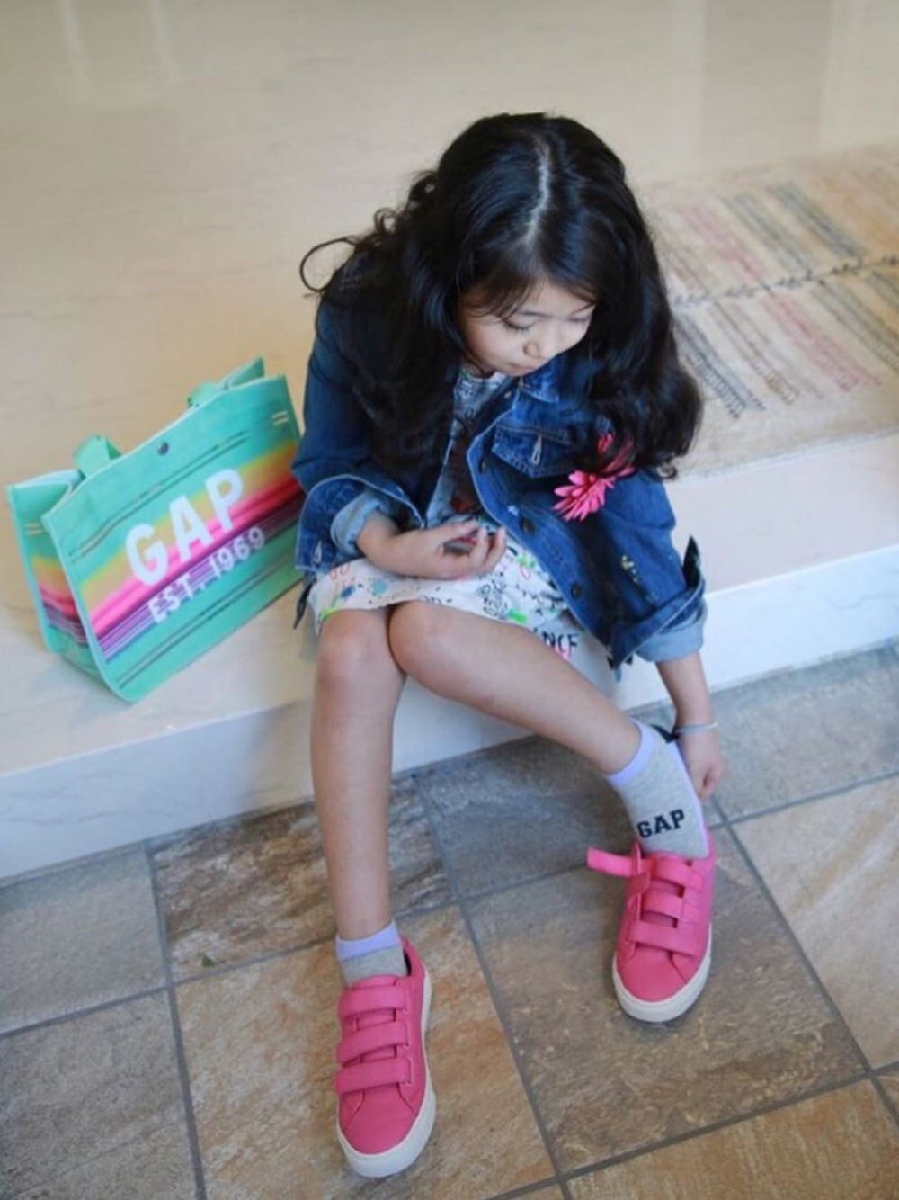「ドラフトGAP、GAP、gap kids、GAPコーデ、gaplove、キッズ、キッズファッション、キッズコーデ、キッズモデル」｜「GAPのアイテム（スニーカー、ピンク系）」を使った、林 未羽さん（キッズ・127cm）の夏コーディネートの1枚目の写真
