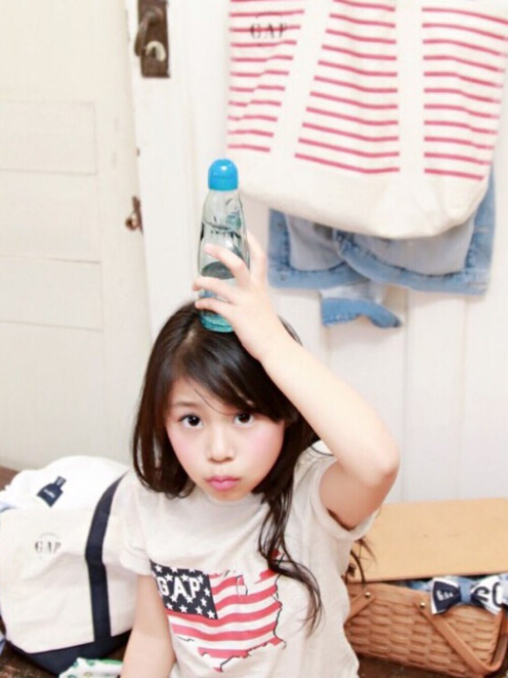 「ドラフトGAP、GAP、gap kids、GAPコーデ、gaplove、Yesgap、キッズ、キッズファッション、キッズコーデ、キッズモデル」｜「GAPのアイテム（Tシャツ/カットソー、ベージュ系）」を使った、林 未羽さん（キッズ・127cm）の夏コーディネートの1枚目の写真