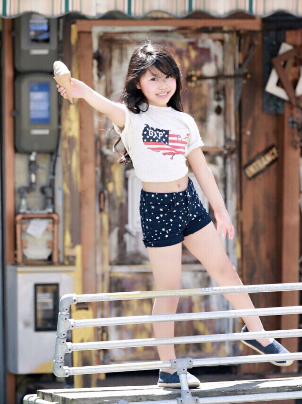 「ドラフトGAP、GAP、gap kids、gaplove、GAPコーデ、Yesgap、キッズ、キッズファッション、キッズコーデ、キッズモデル」｜「GAPのアイテム（Tシャツ/カットソー、ホワイト系）」を使った、林 未羽さん（キッズ・127cm）の夏コーディネートの1枚目の写真