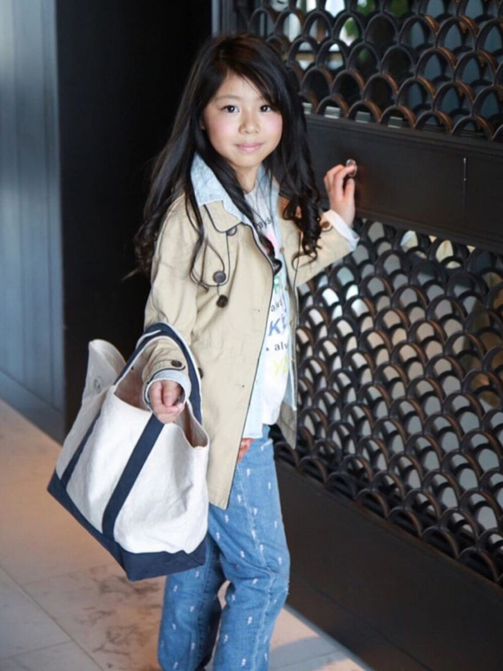 「ドラフトGAP、GAP、gap kids、GAPコーデ、gaplove、Yesgap、キッズ、キッズファッション、キッズコーデ、キッズモデル」｜「GAPのアイテム（デニムパンツ、ブルー系）」を使った、林 未羽さん（キッズ・127cm）の夏コーディネートの1枚目の写真