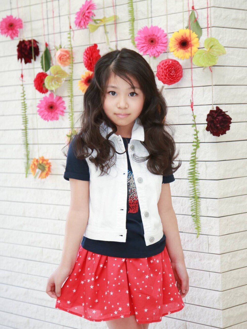「GAP、gap kids、GAPコーデ、gaplove、gapforgirl、Yesgap、キッズ、キッズファッション、キッズコーデ、キッズモデル」｜「GAPのアイテム（スカート、レッド系）」を使った、林 未羽さん（キッズ・127cm）の夏コーディネートの1枚目の写真
