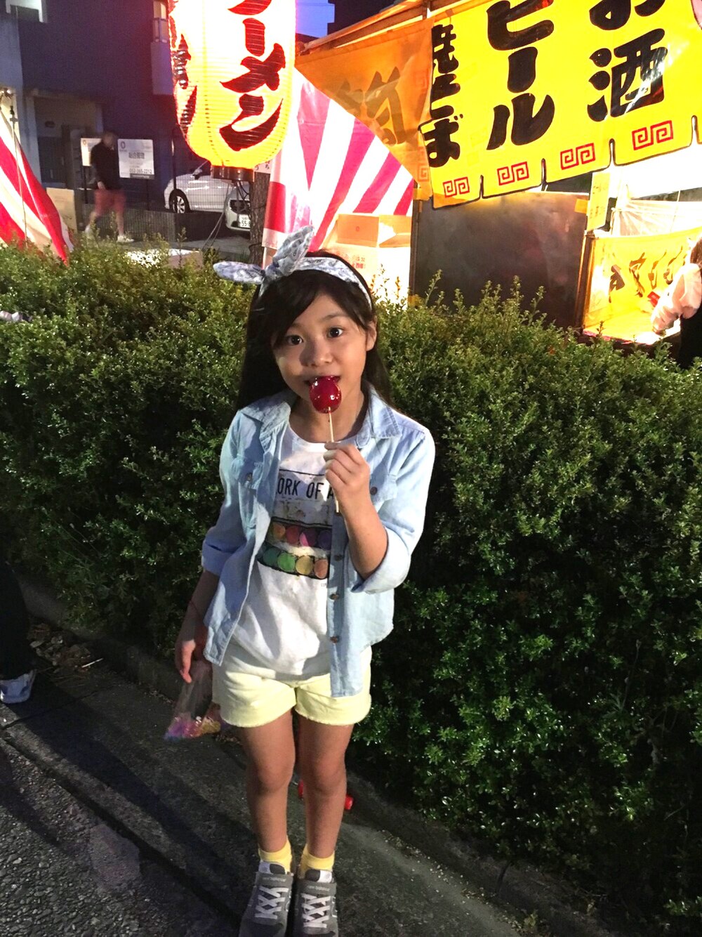 「GAP、gap kids、GAPコーデ、gaplove、Yesgap、キッズ、キッズファッション、キッズコーデ、キッズモデル」｜「NEW BALANCEのアイテム（スニーカー、グレー系）」を使った、林 未羽さん（キッズ・127cm）の夏コーディネートの1枚目の写真
