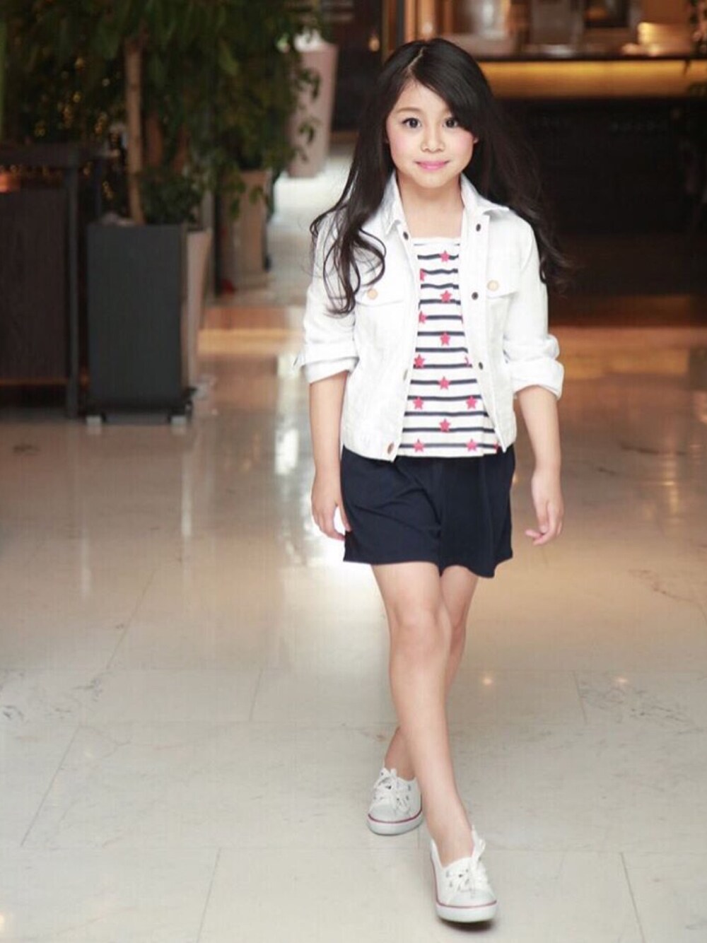 「GAP、gap kids、GAPコーデ、gaplove、Yesgap、キッズ、キッズファッション、キッズコーデ、キッズモデル」｜「CONVERSEのアイテム（パンプス、ホワイト系）」を使った、林 未羽さん（キッズ・127cm）の夏コーディネートの1枚目の写真