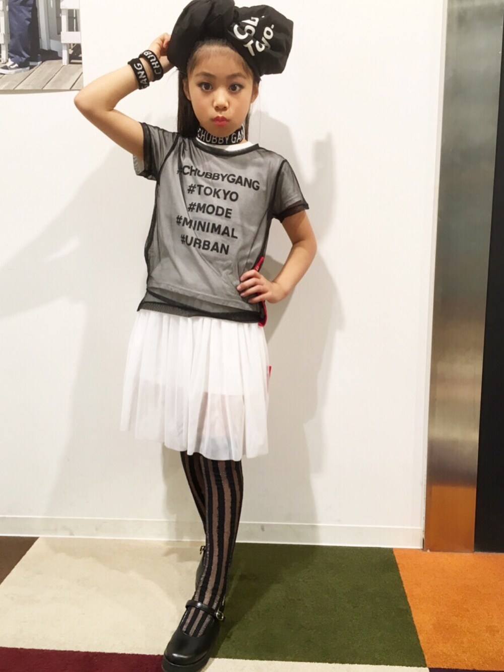 「chubbygang、kids、kidsfashion、KIDSｺｰﾃﾞ、kidsmodel、モノトーン、モノトーンコーデ」｜「CHUBBYGANGのCHUBBYGANGパンプス（パンプス、ブラック系）」を使った、林 未羽さん（キッズ・127cm）の秋コーディネートの1枚目の写真