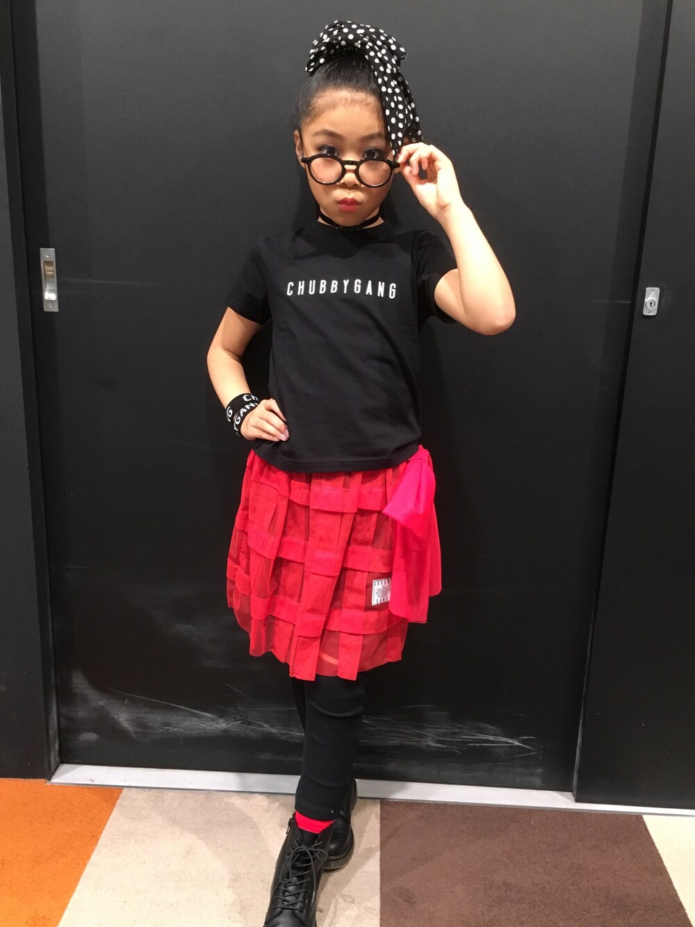 「chubbygang、Dr.Martens、kids、kidsfashion、KIDSｺｰﾃﾞ、kidsmodel、差し色は赤」｜「Dr. MartensのDr. Martens / 1460 8EYEBOOT_mtn（ブーツ、ブラック系）」を使った、林 未羽さん（キッズ・130cm）の秋コーディネートの1枚目の写真