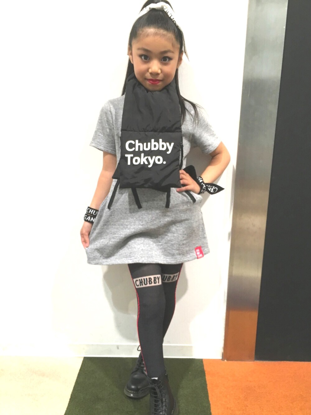 「chubbygang、kids、kidsfashion、KIDSｺｰﾃﾞ、kidsmodel、モノトーン、モノトーンコーデ」｜「CHUBBYGANGのDr.マーチン 8ホールブーツ（ブーツ、ブラック系）」を使った、林 未羽さん（キッズ・130cm）の秋コーディネートの1枚目の写真