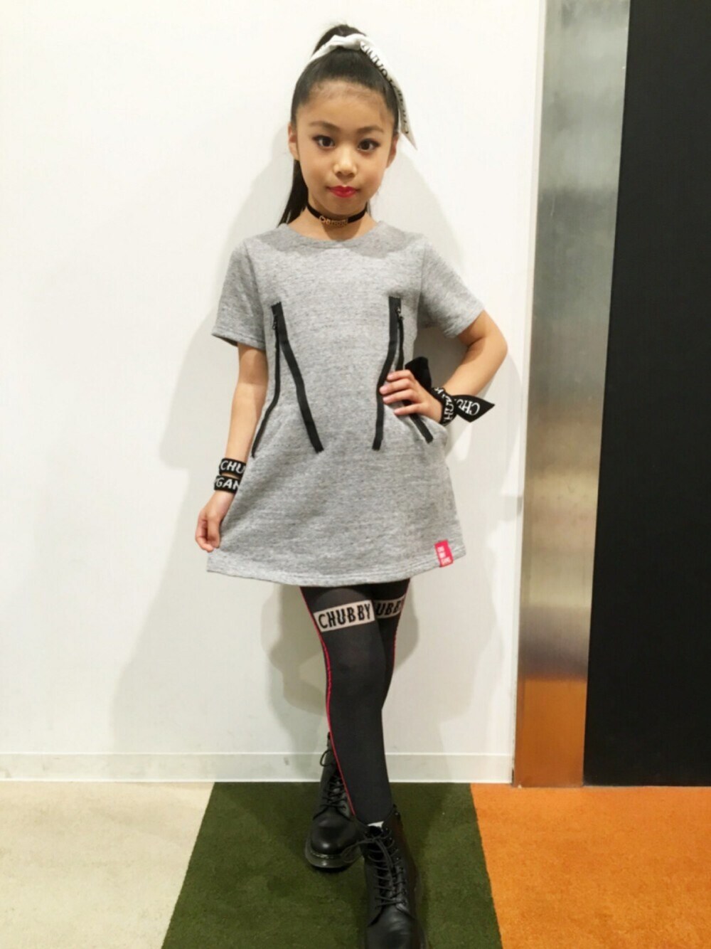 「chubbygang、kids、kidsfashion、KIDSｺｰﾃﾞ、kidsmodel、モノトーン、モノトーンコーデ、差し色は赤」｜「CHUBBYGANGのDr.マーチン 8ホールブーツ（ブーツ、ブラック系）」を使った、林 未羽さん（キッズ・130cm）の秋コーディネートの1枚目の写真
