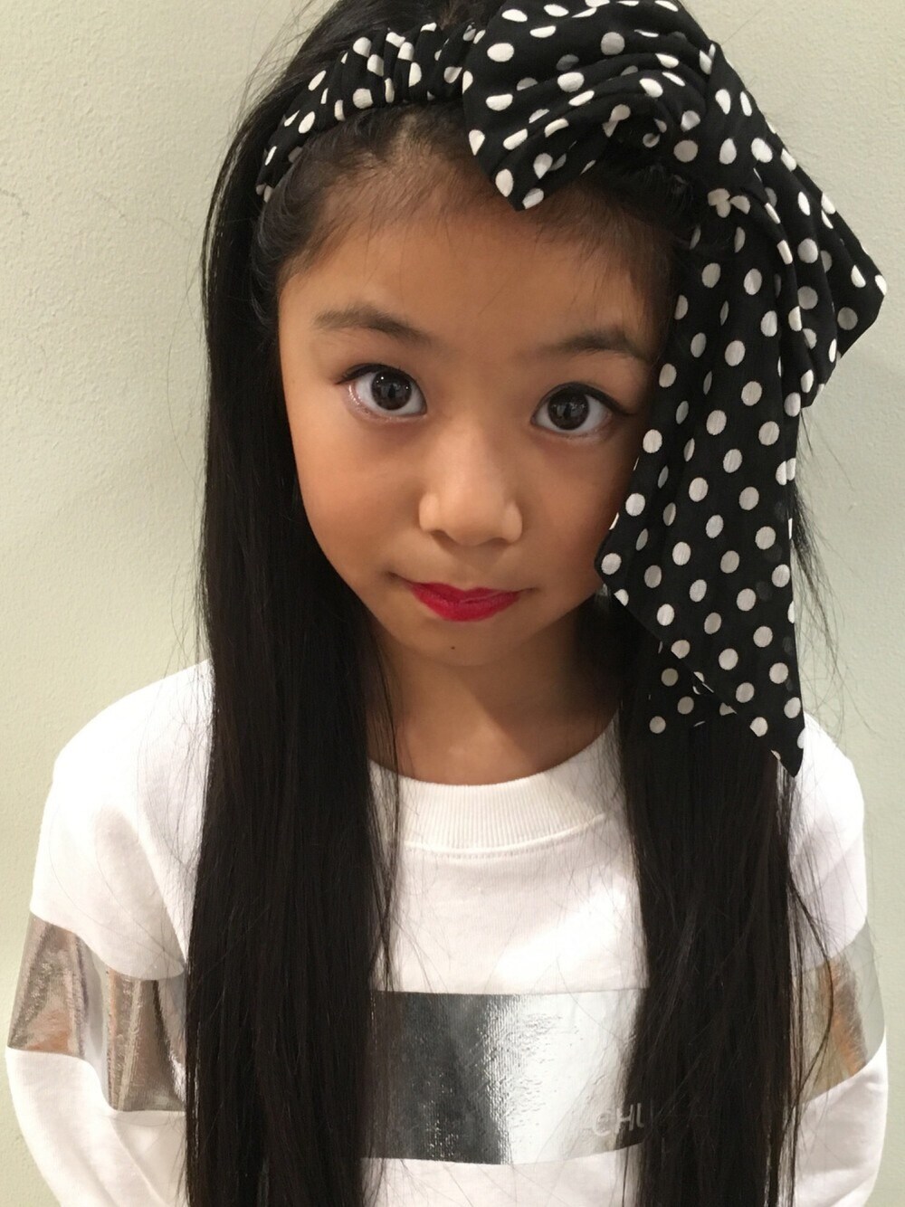 「kids、kidsfashion、KIDSｺｰﾃﾞ、kidsmodel、モノトーン、モノトーンコーデ、差し色は赤、赤リップ」｜「CHUBBYGANGのメタリックラインロングトレーナー（スウェット、ホワイト系）」を使った、林 未羽さん（キッズ・130cm）の秋コーディネートの1枚目の写真