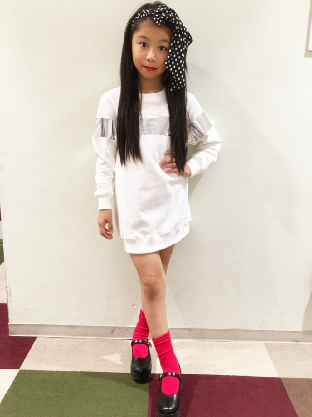 「chubbygang、kids、kidsfashion、KIDSｺｰﾃﾞ、kidsmodel、モノトーン、モノトーンコーデ、差し色は赤」｜「CHUBBYGANGのCHUBBYGANGパンプス（パンプス、ブラック系）」を使った、林 未羽さん（キッズ・130cm）の秋コーディネートの1枚目の写真