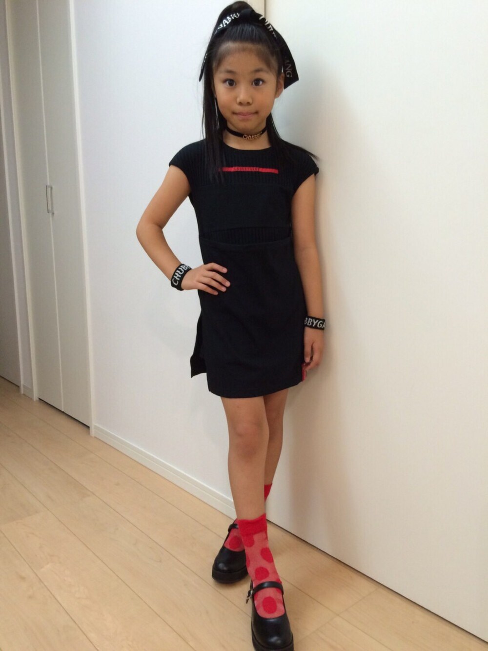 「chubbygang、kids、kidsfashion、KIDSｺｰﾃﾞ、モノトーン、モノトーンコーデ」｜「CHUBBYGANGのドットシースルーソックス（ソックス/靴下、レッド系）」を使った、林 未羽さん（キッズ・130cm）の秋コーディネートの1枚目の写真