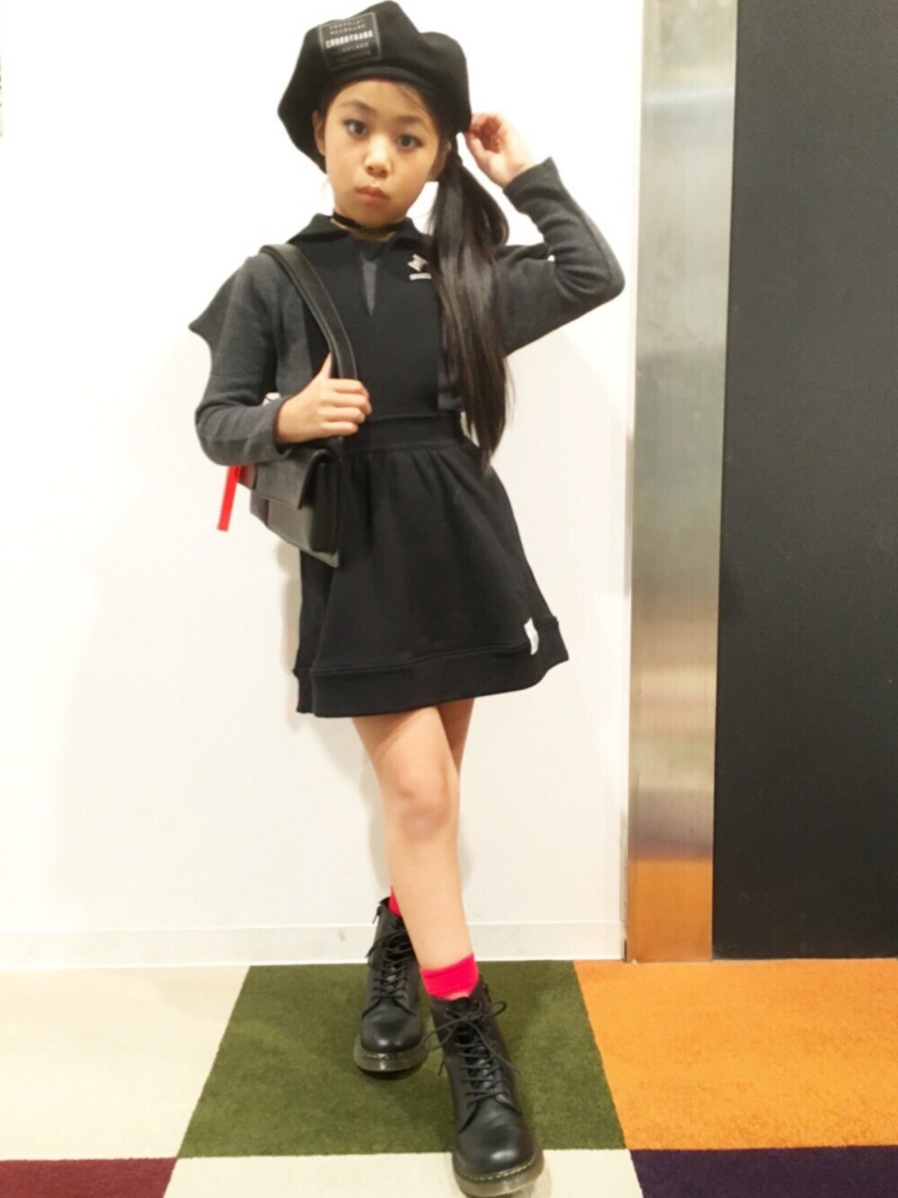 「chubbygang、kids、kidsfashion、kidscode、kidsmodel、差し色は赤」｜「CHUBBYGANGのポインテッドショルダーロングTシャツ（スウェット、ブラック系）」を使った、林 未羽さん（キッズ・130cm）の秋コーディネートの1枚目の写真