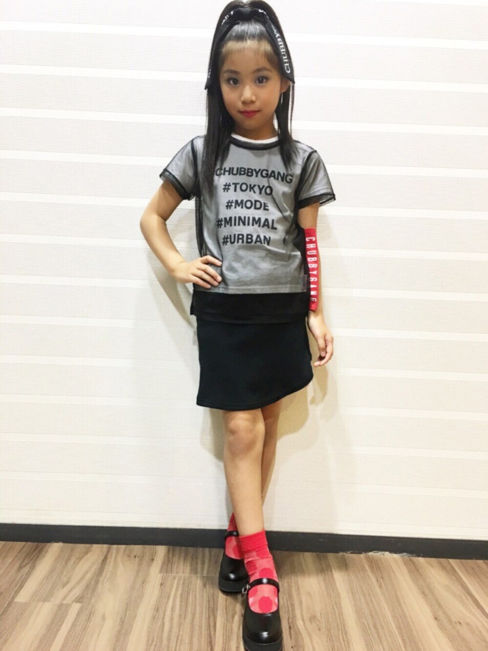 「chubbygang、kids、kidsfashion、KIDSｺｰﾃﾞ、モノトーン、モノトーンコーデ、差し色は赤」｜「CHUBBYGANGのCHUBBYGANGパンプス（パンプス、ブラック系）」を使った、林 未羽さん（キッズ・130cm）の秋コーディネートの1枚目の写真