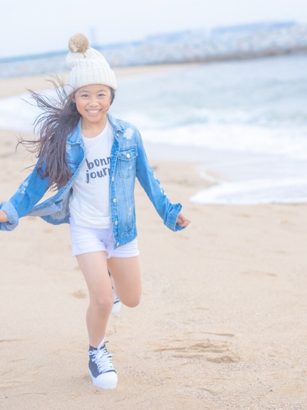 「kids、kidsfashion、KIDSｺｰﾃﾞ、kidsmodel、海、海コーデ、秋のコーデ」｜「no brandのアイテム（スニーカー、ブラック系）」を使った、林 未羽さん（キッズ・130cm）の秋コーディネートの1枚目の写真