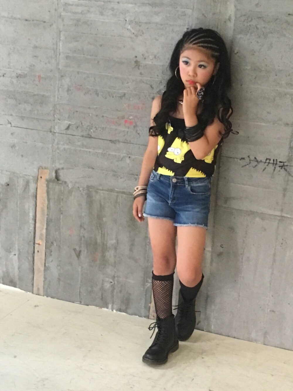 「kids、kidsfashion、KIDSｺｰﾃﾞ、kidsmodel、シンプソンズ、コーンロウ」｜「Dr. MartensのDr.Martens / 1460 8EYEBOOT_mtn（ブーツ、ブラック系）」を使った、林 未羽さん（キッズ・130cm）の秋コーディネートの1枚目の写真