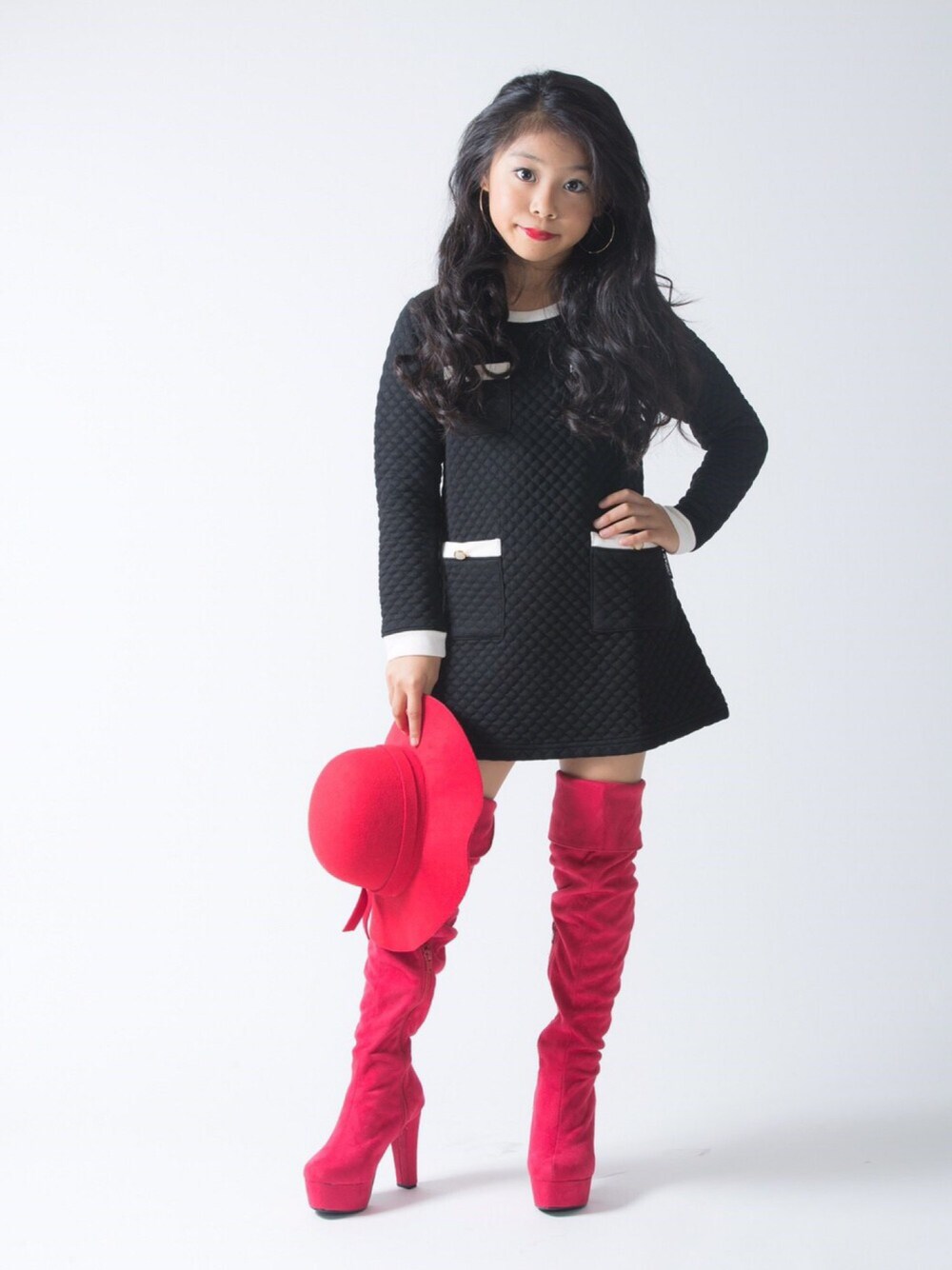 「kids、kidsfashion、KIDSｺｰﾃﾞ、kidsmodel、バイラビット、コンサバ」｜「by LOVEiTのキルティング長袖ワンピース（ワンピース、ブラック系）」を使った、林 未羽さん（キッズ・130cm）の秋コーディネートの1枚目の写真