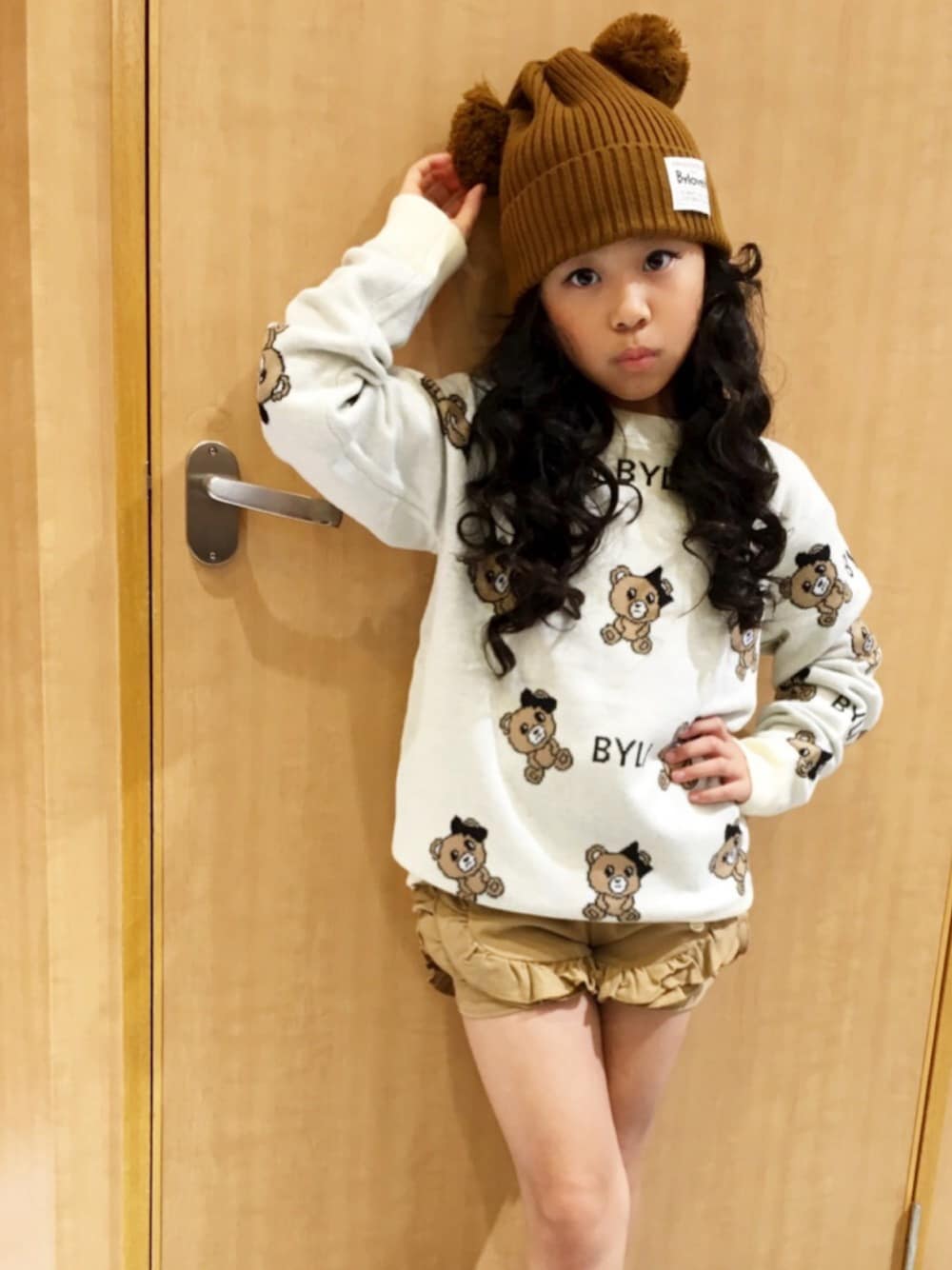 「kids、kidsfashion、KIDSｺｰﾃﾞ、kidsmodel、バイラビット、ニット、くまみみ、だぼだぼ」｜「by LOVEiTのフリルモチーフショートパンツ（その他パンツ、ベージュ系）」を使った、林 未羽さん（キッズ・130cm）の秋コーディネートの1枚目の写真