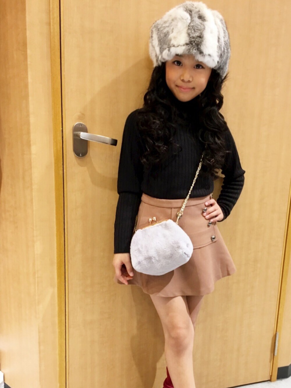 「kids、kidsfashion、KIDSｺｰﾃﾞ、kidsmodel、秋冬コーデ、バイラビット、ロシア帽、ファー小物」｜「by LOVEiTの前ボタンモチーフベーシックスカート（スカート、ブラウン系）」を使った、林 未羽さん（キッズ・130cm）の秋コーディネートの1枚目の写真