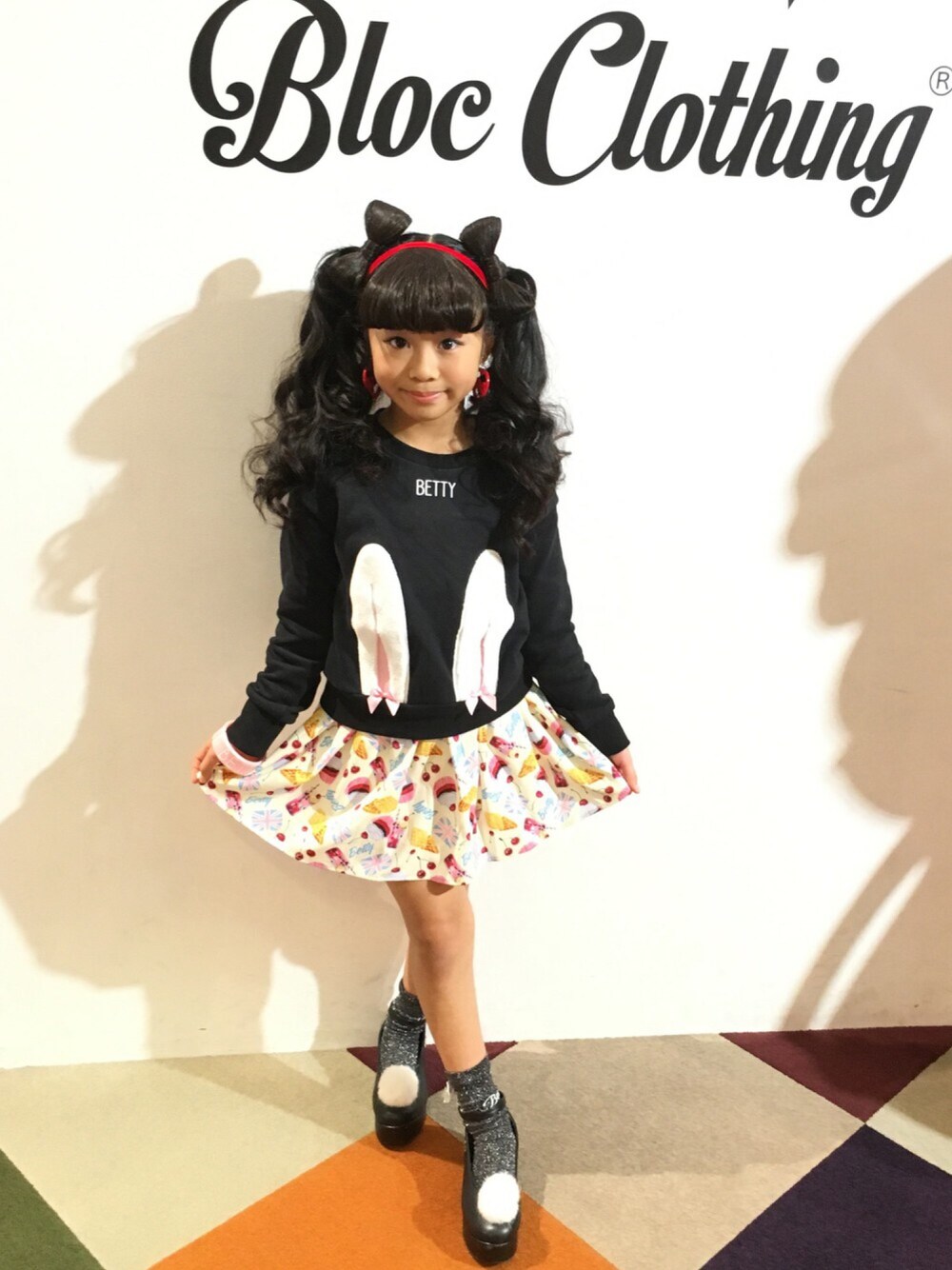 「kids、kidsfashion、KIDSｺｰﾃﾞ、うさみみ、リボンヘア、kidsmodel、BETTY」｜「Bettyのアイテム（パンプス、ブラック系）」を使った、林 未羽さん（キッズ・130cm）の秋コーディネートの1枚目の写真