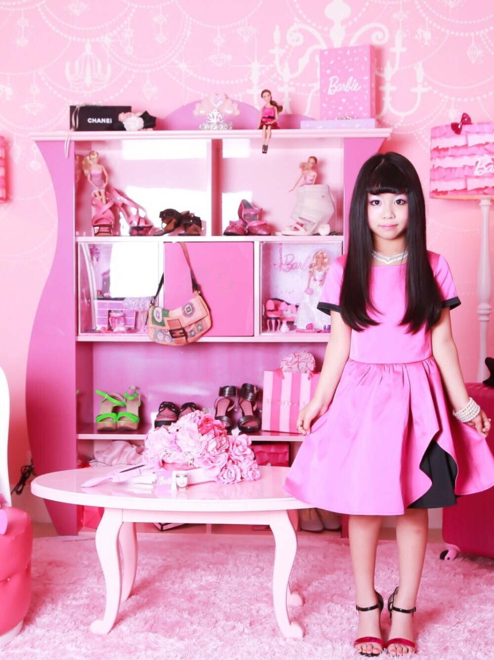 「kids、kidsfashion、KIDSｺｰﾃﾞ、kidsmodel、MOSCHINO、ピンク、バービー、バービールーム、リアルバービー」｜「MOSCHINOのアイテム（ドレス、ピンク系）」を使った、林 未羽さん（キッズ・130cm）の冬コーディネートの1枚目の写真