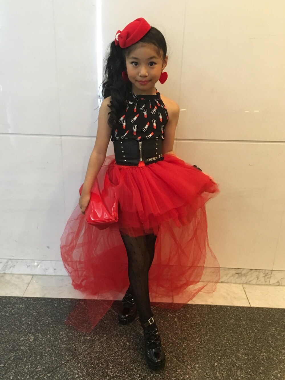 「kids、kidsfashion、KIDSｺｰﾃﾞ、kidsmodel、ブラック×レッド、リップモチーフ、網タイツ」｜「SISTER JENNIのアイテム（パンプス、ブラック系）」を使った、林 未羽さん（キッズ・130cm）の冬コーディネートの1枚目の写真