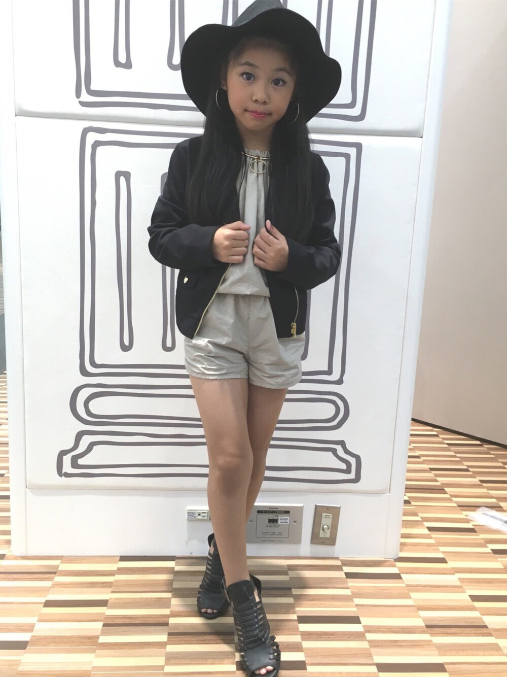 「kids、kidsfashion、KIDSｺｰﾃﾞ、kidsmodel、秋のコーデ、MIXコーデ、ハイブランド、ハイブランド×プチプラ」｜「FENDIのアイテム（サロペット/オーバーオール、ベージュ系）」を使った、林 未羽さん（キッズ・130cm）の冬コーディネートの1枚目の写真