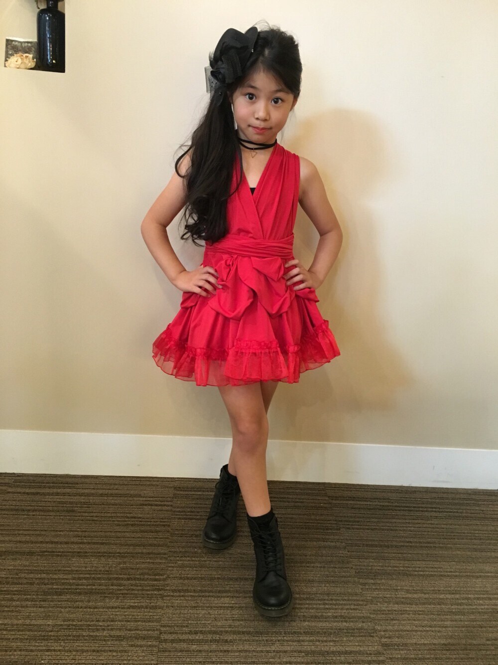 「kids、kidsfashion、KIDSｺｰﾃﾞ、kidsmodel、リリアムネナ、赤ドレス」｜「Ray BEAMSのDr.Martens / PASCAL パスカル 8ホール ブーツ（ブーツ、ブラック系）」を使った、林 未羽さん（キッズ・130cm）の冬コーディネートの1枚目の写真